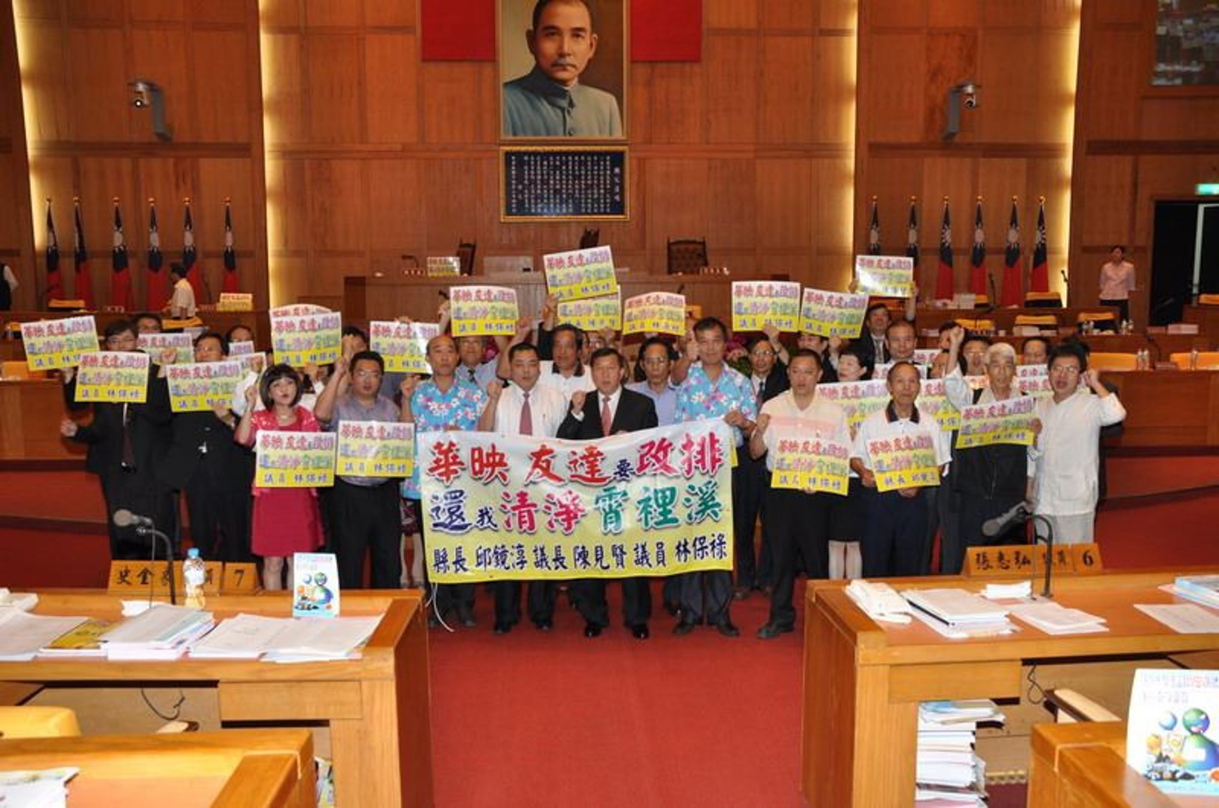 陳見賢在霄裡溪爭議中選擇站到最前線，與縣府、議會聯署聲援，要求企業改排到位、中央負責，把「乾淨的水」還給新埔鄉親。（圖／新竹縣政府行政處資料照片）