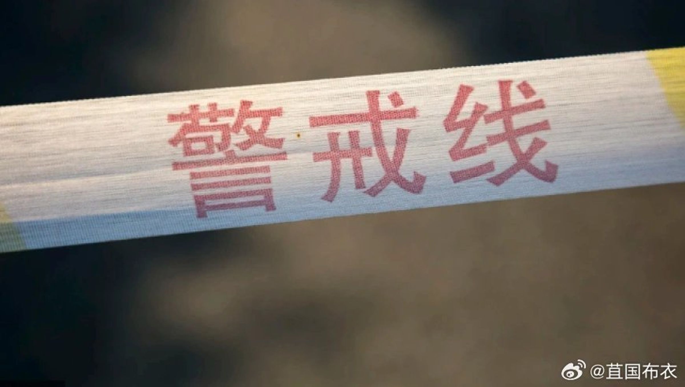湖北省利川市昨日1名女子駕車衝撞人群,導致5死8傷,官方今日通報聲稱是「操作不當」。(翻攝自微博)