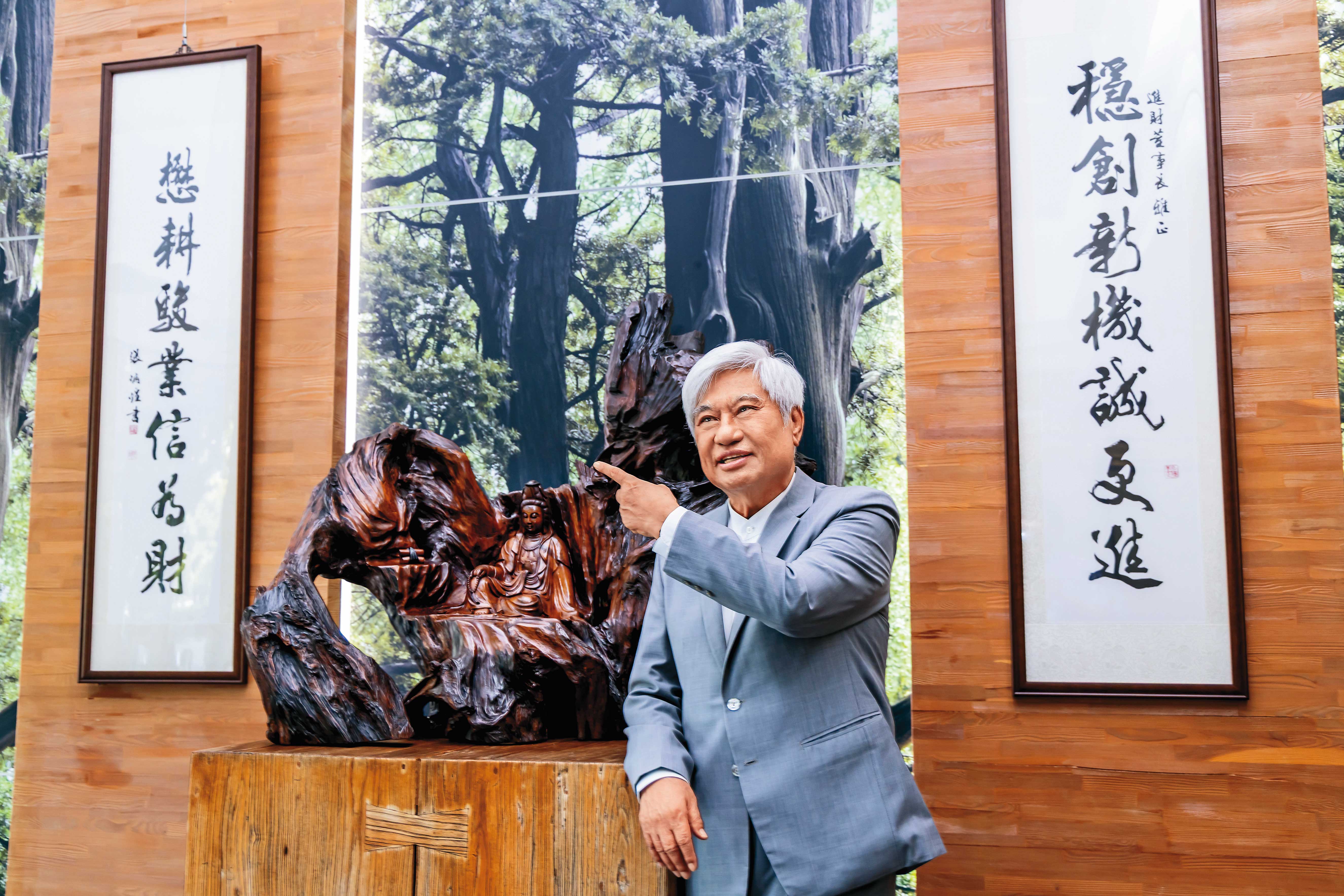 陳進財熱愛書法，特別將寫有「穩懋」與他經商之道「誠信」四字的作品高掛在總部大廳。