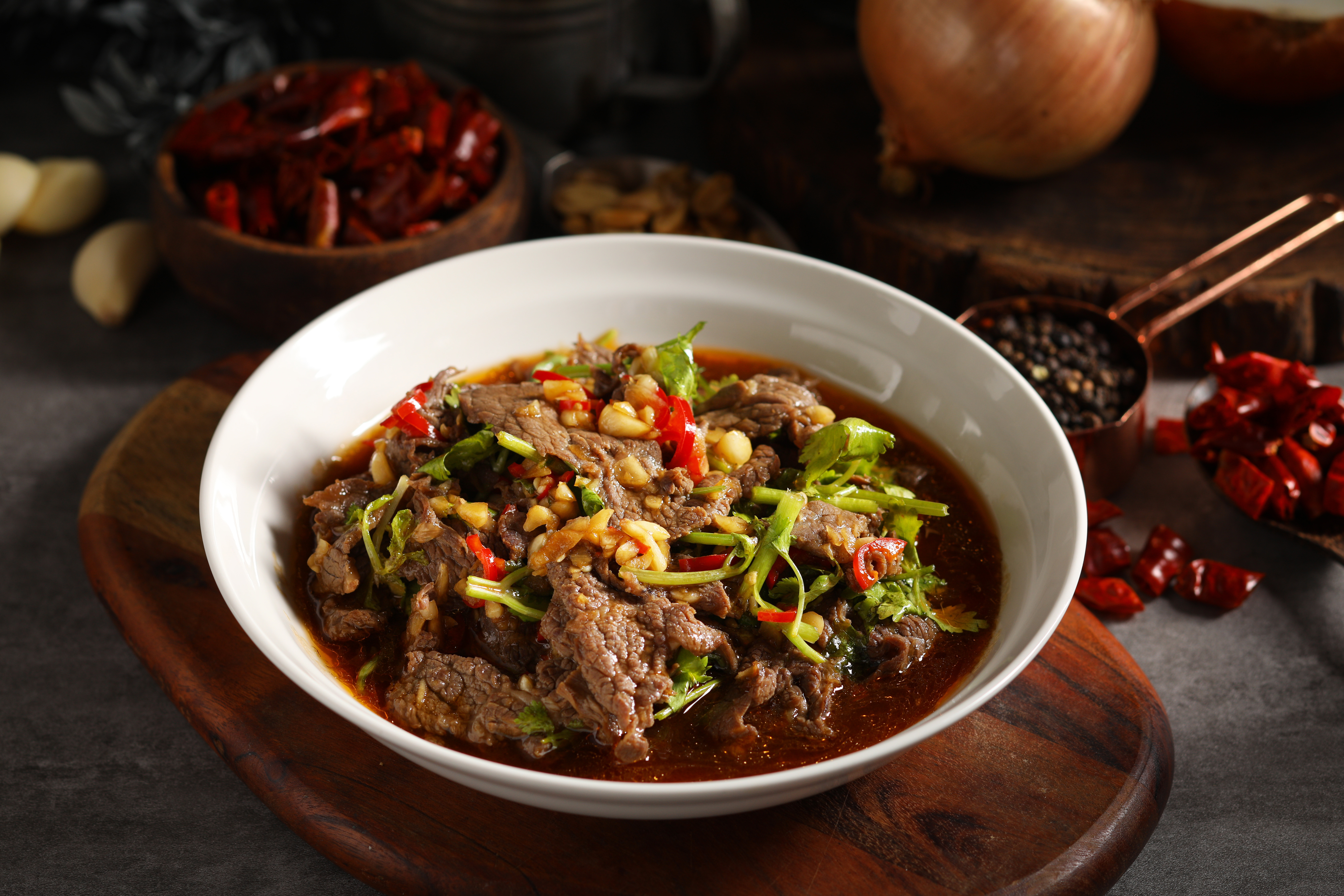 穩居銷量冠軍的「香菜辣牛肉」，每一口都香氣十足，好吃又下飯。（320元／份，宣牛提供）