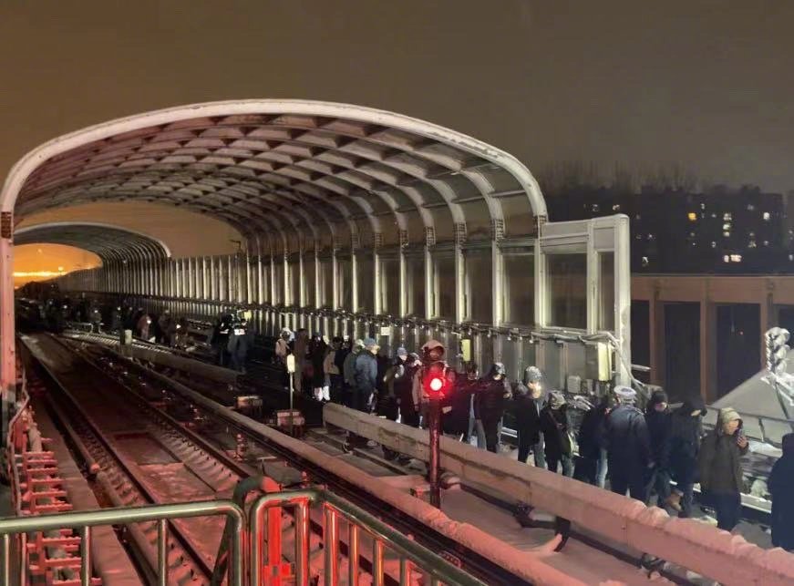 北京地鐵脫節，導致乘客需要下車徒步離開。（翻攝自微博）