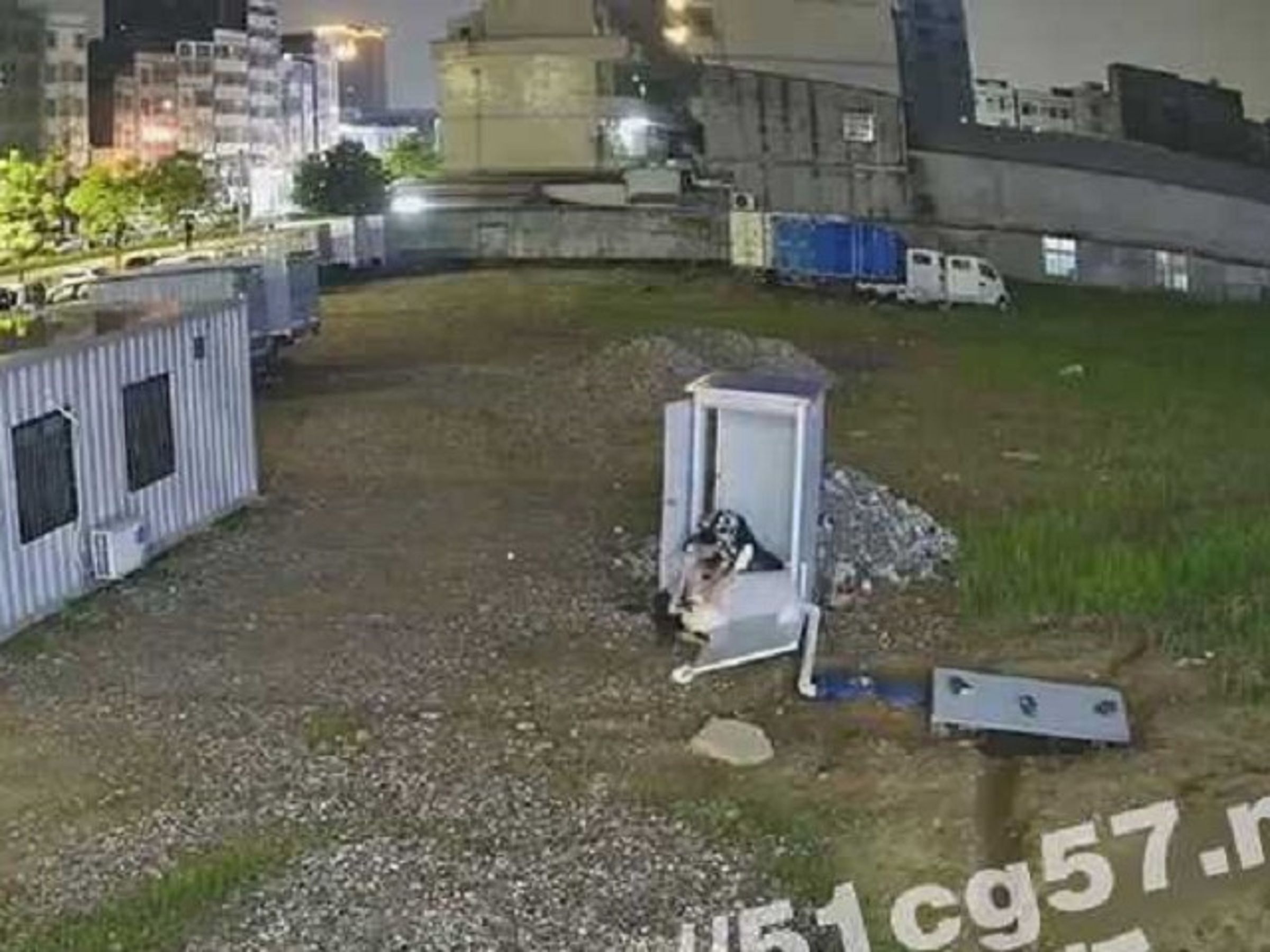兩人愛到一半,臨時廁所塌了。(翻自《吃瓜網》)