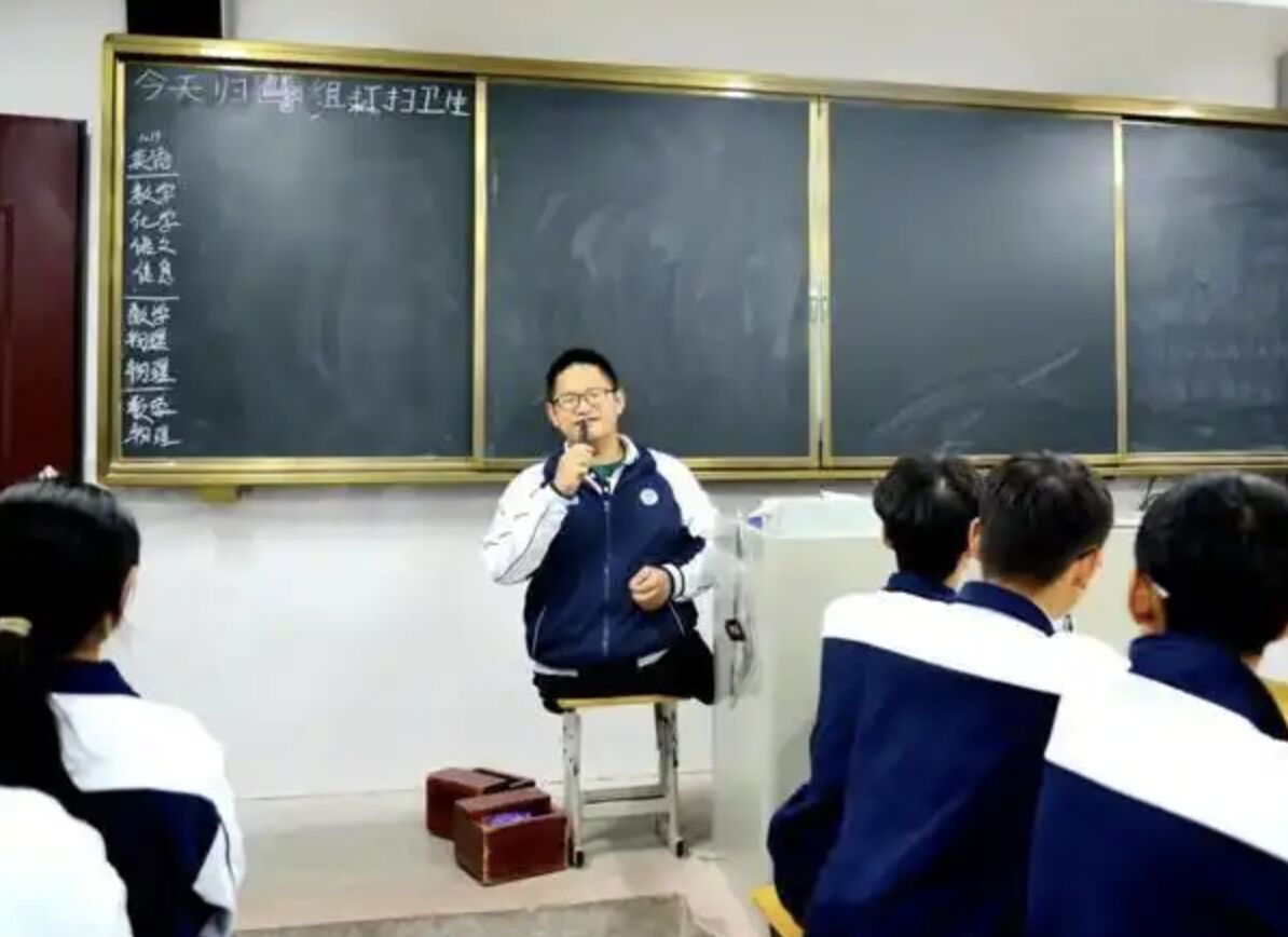「板凳男孩」方宇翔自幼因車禍失去雙腿，憑著驚人毅力以特製板凳代步，順利完成求學之路。（翻攝自極目新聞）