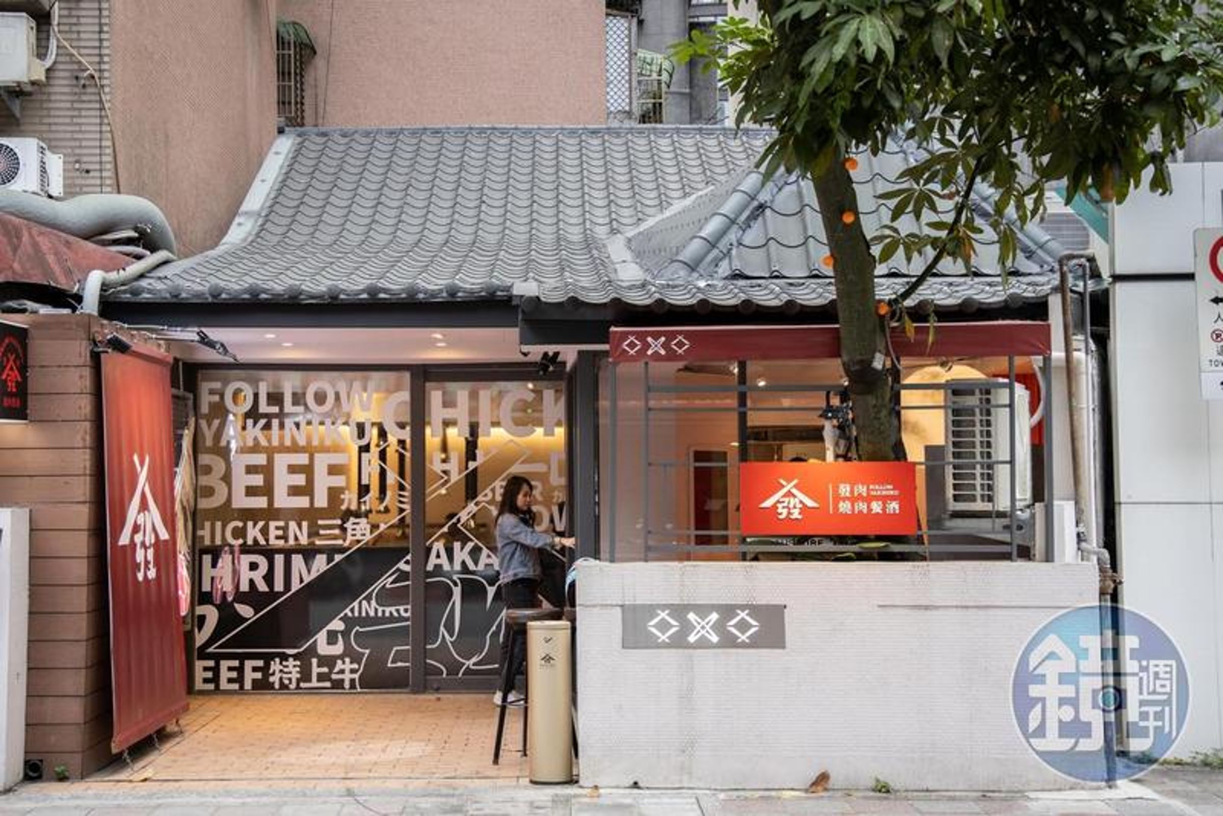 有網友昨（14日）前往「發肉燒肉餐酒館」吃飯慶生，沒想到店家準備的仙女棒火苗掉落，點燃桌上衛生紙。
