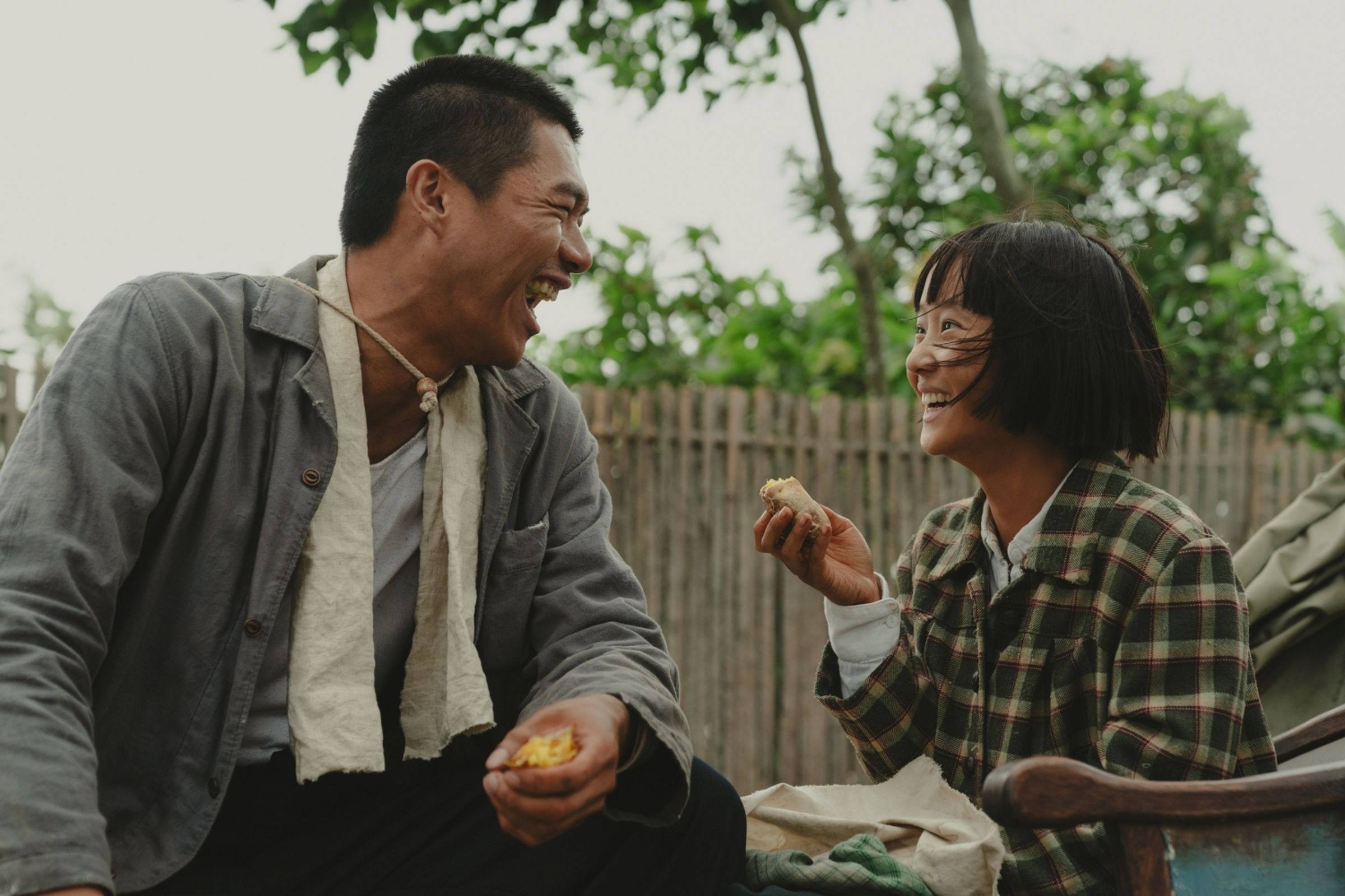方郁婷(右)和柯煒林(左)片中展開一段深厚情誼。(華文創提供)
