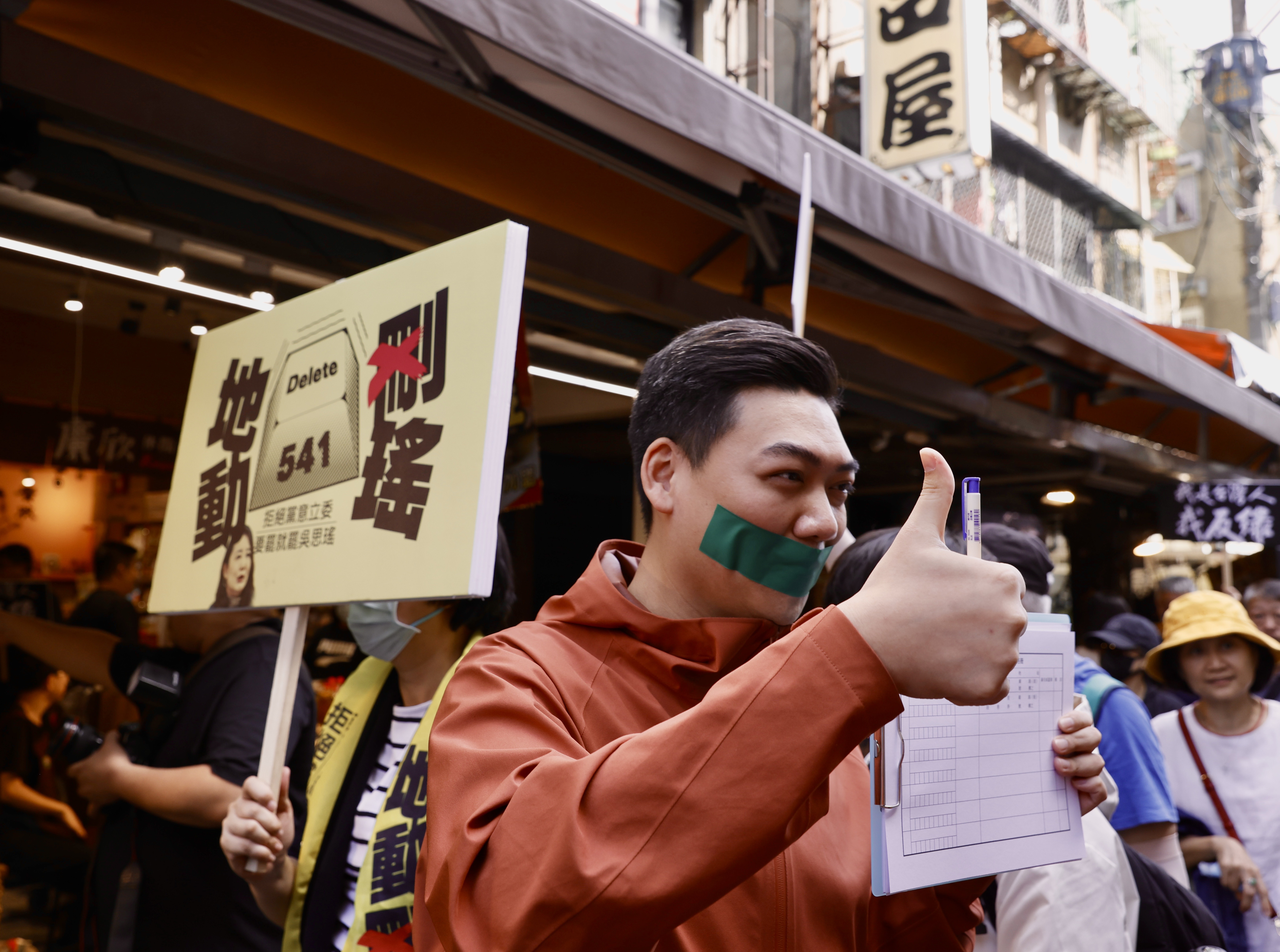 國民黨青年軍賴苡任發起「地動刪瑤」罷免吳思瑤，卻接連爆出死亡連署、領銜人退出等爭議，如今更換領銜人也受挫。