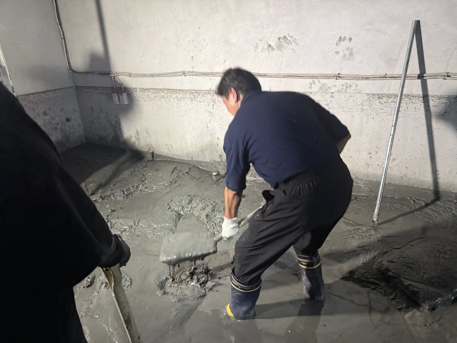 傅崐萁也拿起鏟子挖淤泥。（翻攝自傅崐萁臉書）