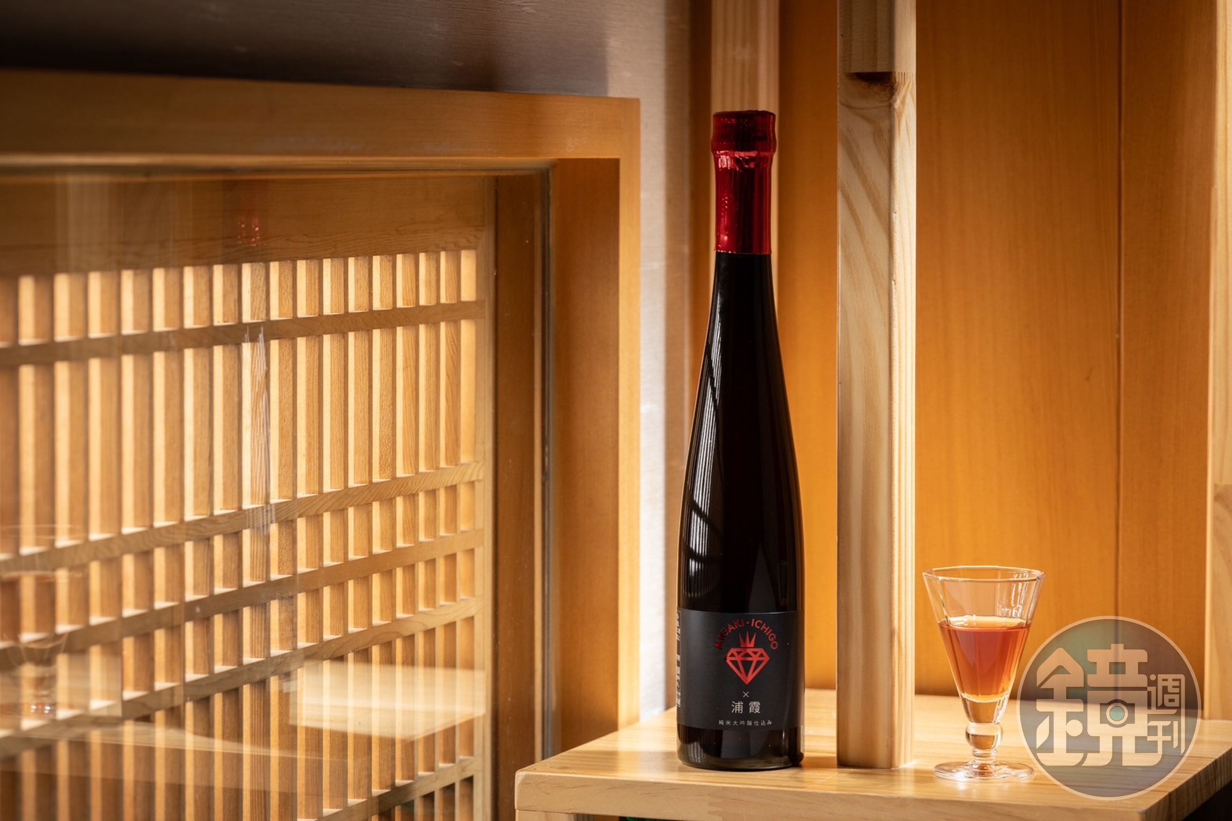 「浦霞 Ruby」紅寶石草莓利口酒在日本國內僅嚴選24家店鋪販售,草莓的甘甜果香與細緻米香絲毫不違和。(3,250元/375ml)