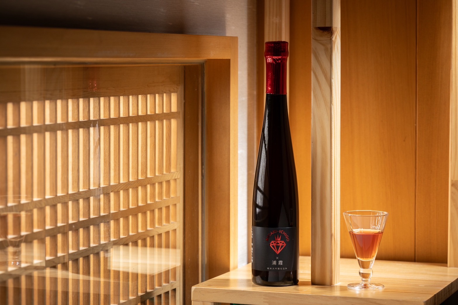 「浦霞 Ruby」紅寶石草莓利口酒在日本國內僅嚴選24家店鋪販售,草莓的甘甜果香與細緻米香絲毫不違和。(3,250元/375ml)