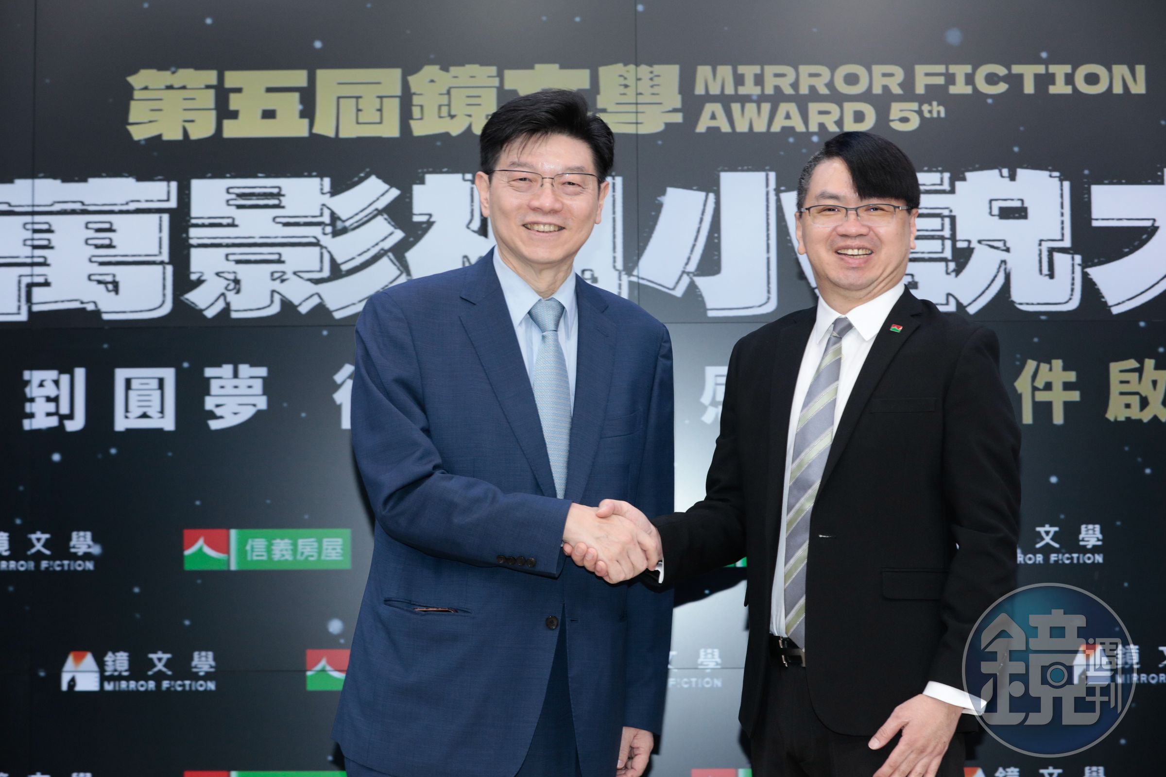 鏡文學董事長裴偉(左)、信義房屋副總經理信泓浚(右)宣告鏡文學與信義房屋攜手合作,為台灣原創故事打造邁向國際的堅實平台。