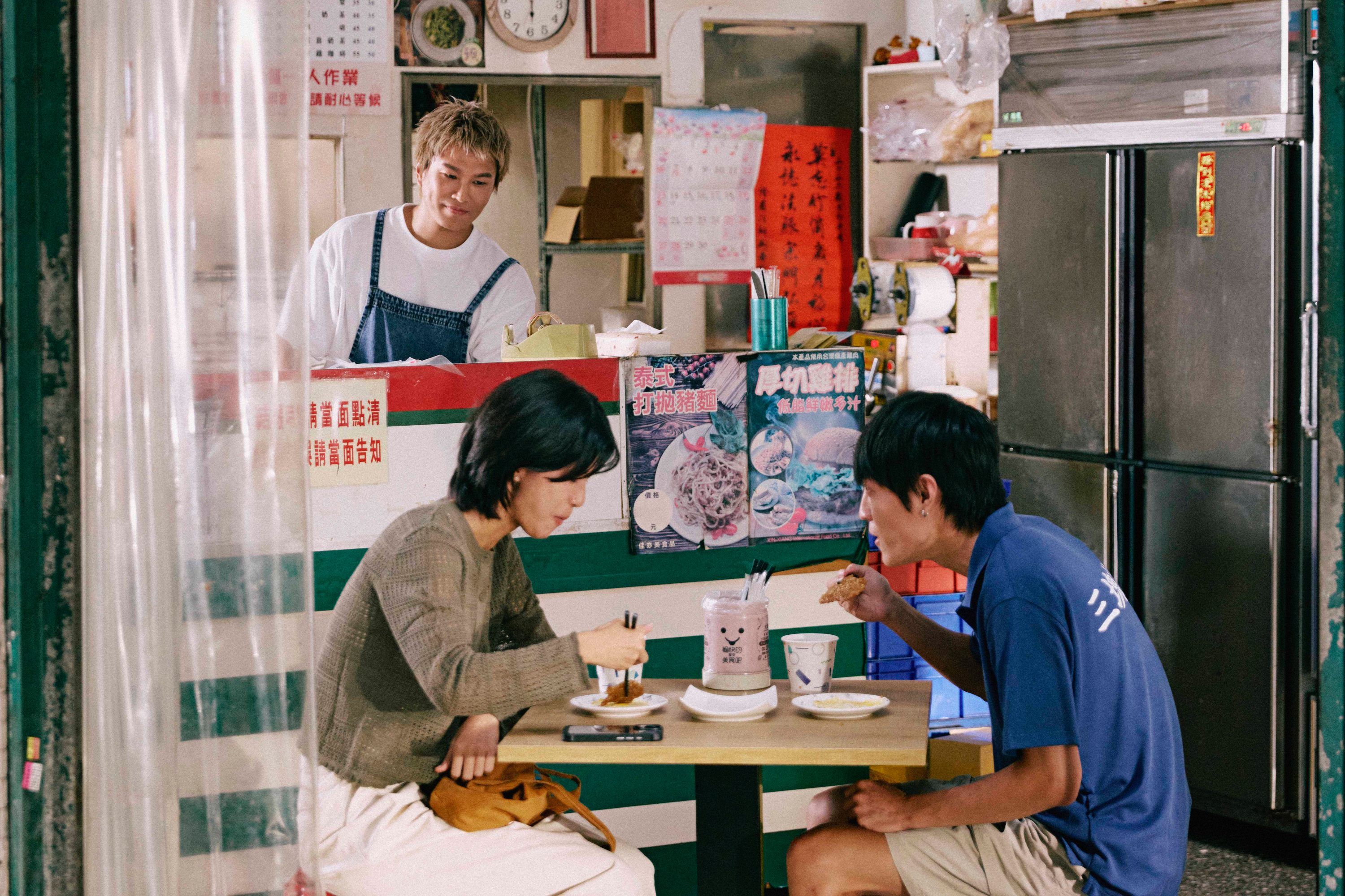 蕭景鴻〈三塊錢〉MV化身早餐店老闆,將過去收到的溫暖傳遞給身處低谷的人。(相信音樂提供)