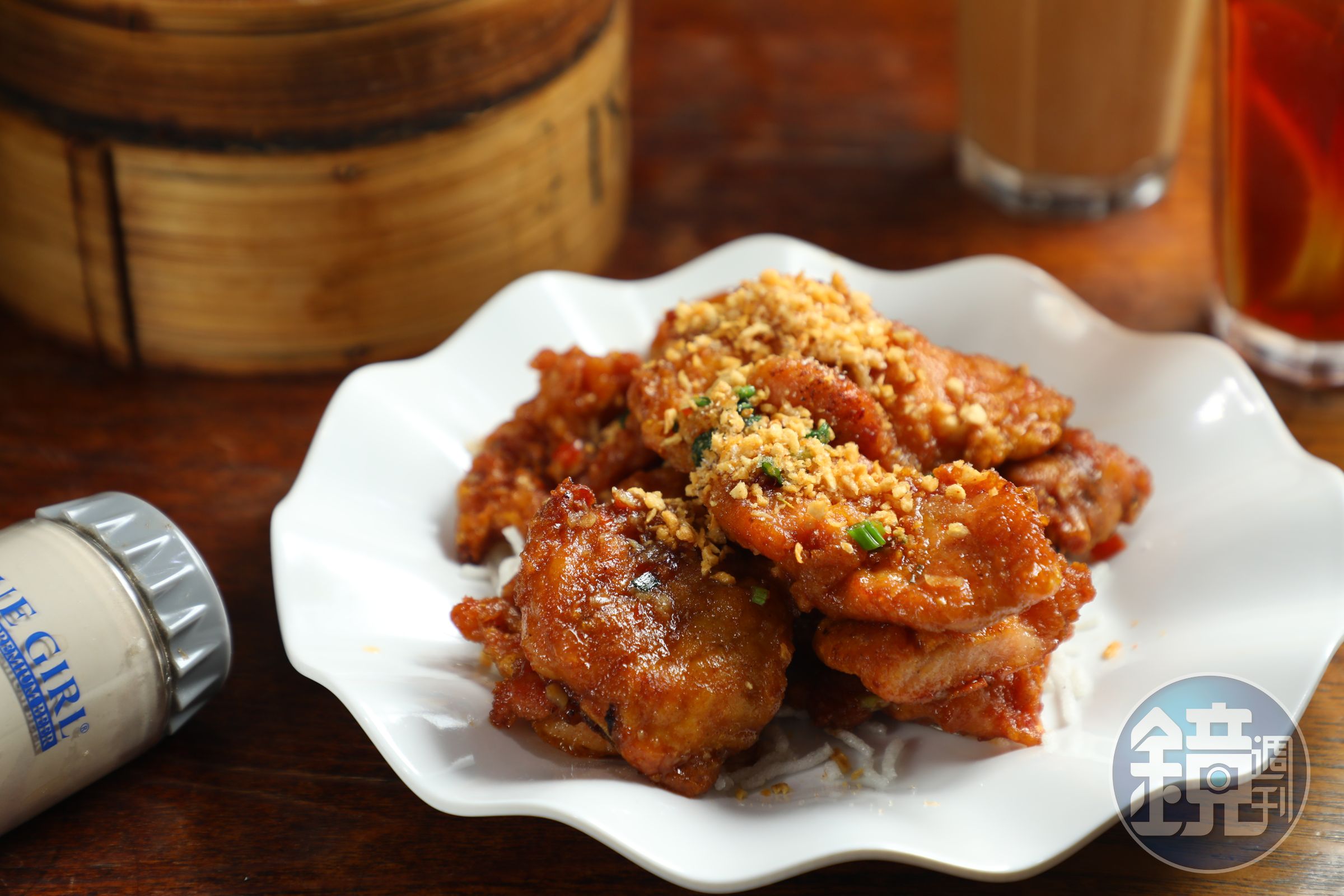 炸得金黃酥脆的「椒鹽肉排」，撒上香氣撲鼻的蒜酥，是街坊最愛的下酒菜。（港幣98元／份）