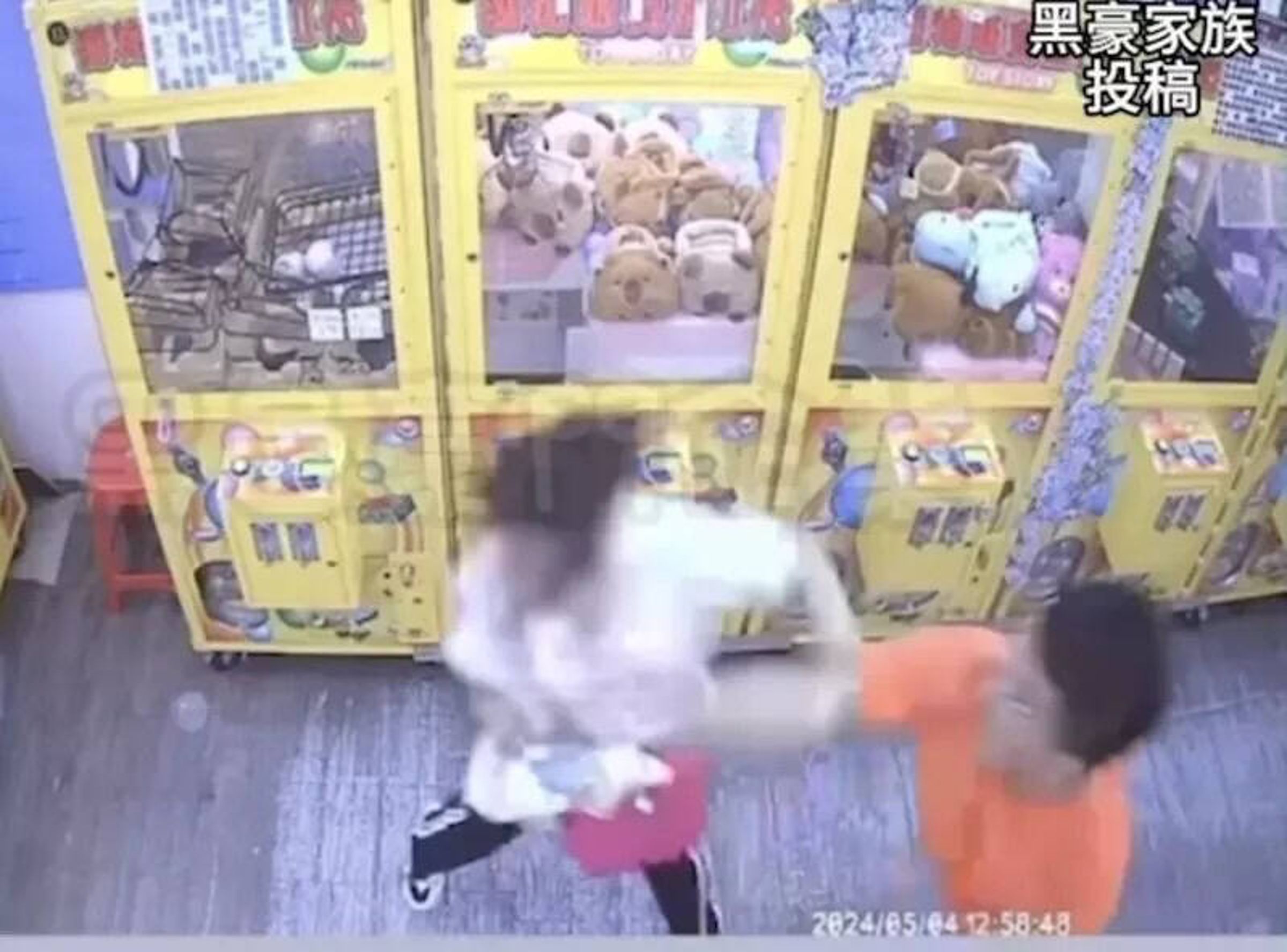 蕭男猛搧許女4個耳光,打落她的眼鏡。(讀者提供)