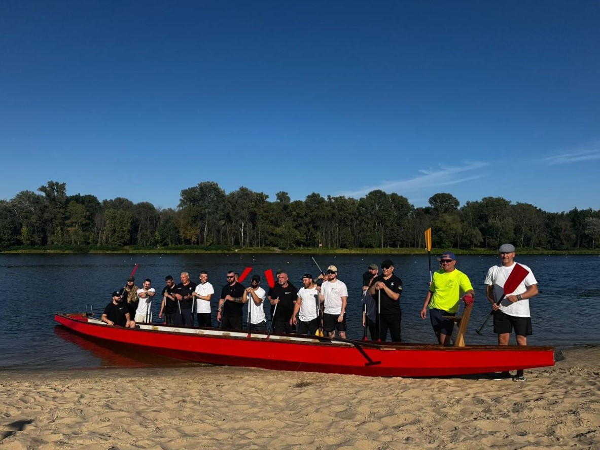 身上帶傷、義肢的退伍軍人揮槳投入比賽，背後有的是勵志的意義。（示意圖／FB@Мала Флотилія - Mala Flotylyia）