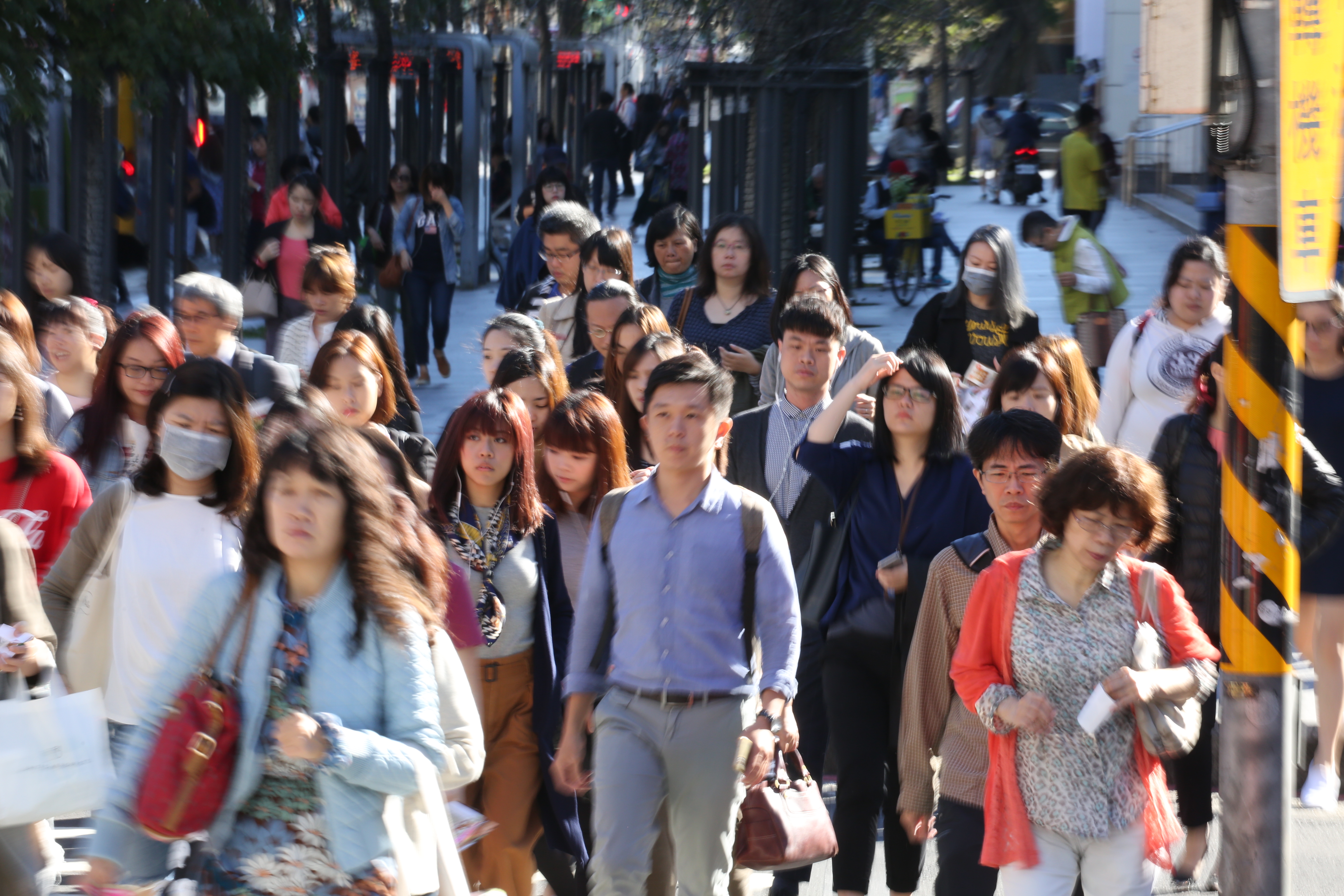 受到低薪、高房價等壓力,有越來越多年輕人放棄買房,並揶揄自己為「躺平族」。(示意圖,本刊資料照)