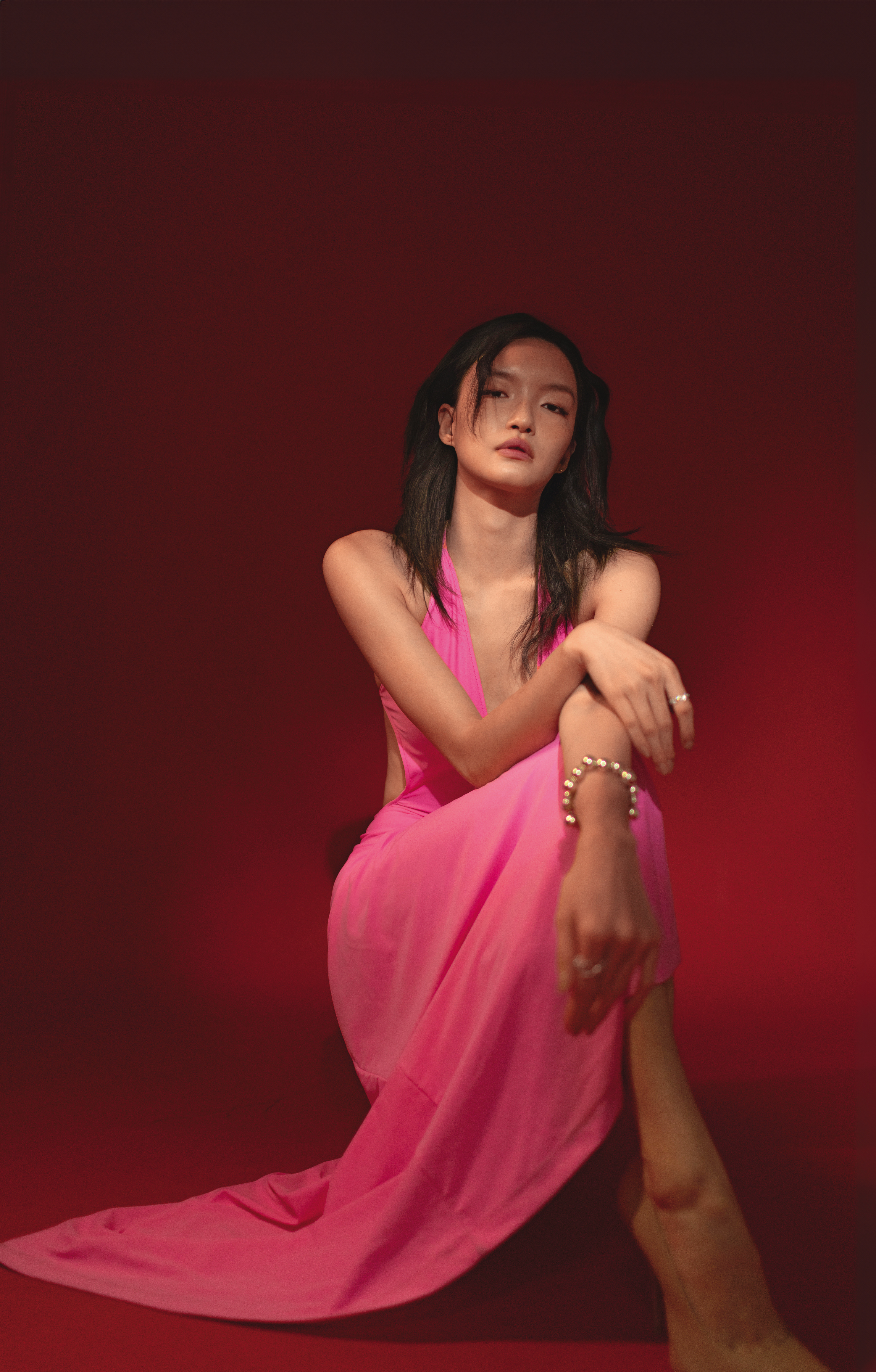 粉色洋裝 約NT$90,000 by BALENCIAGA／裸色高跟鞋 NT$35,000 by BALENCIAGA／MOONLIGHT GRAPES系列純銀手鍊 NT$44,800 by GEORG JENSEN／（上）OFFSPRING系列純銀鑽石戒指（鑽石總重0.14克拉） NT$25,500 by GEORG JENSEN／（下）FUSION系列18K白金鑽石單圈戒指 約NT$142,000 by GEORG JENSEN