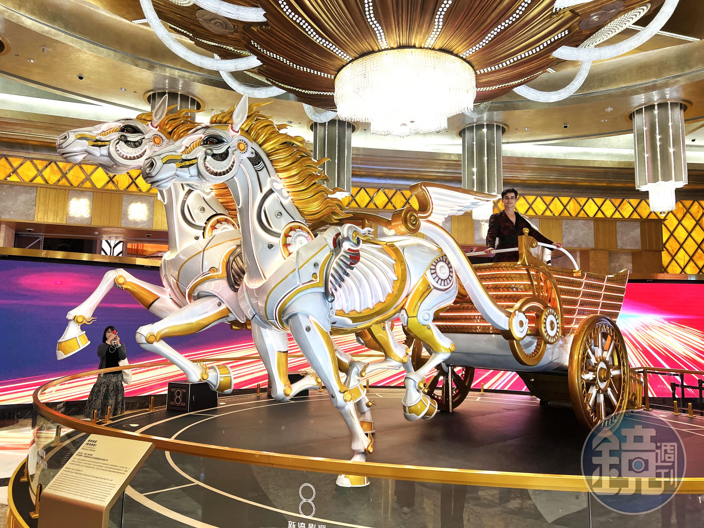 馬年新春期間，在新濠影滙主入口有一座白馬拉牽的「駿馬飛車」，旁邊還有英俊的駿馬騎士可以合照。