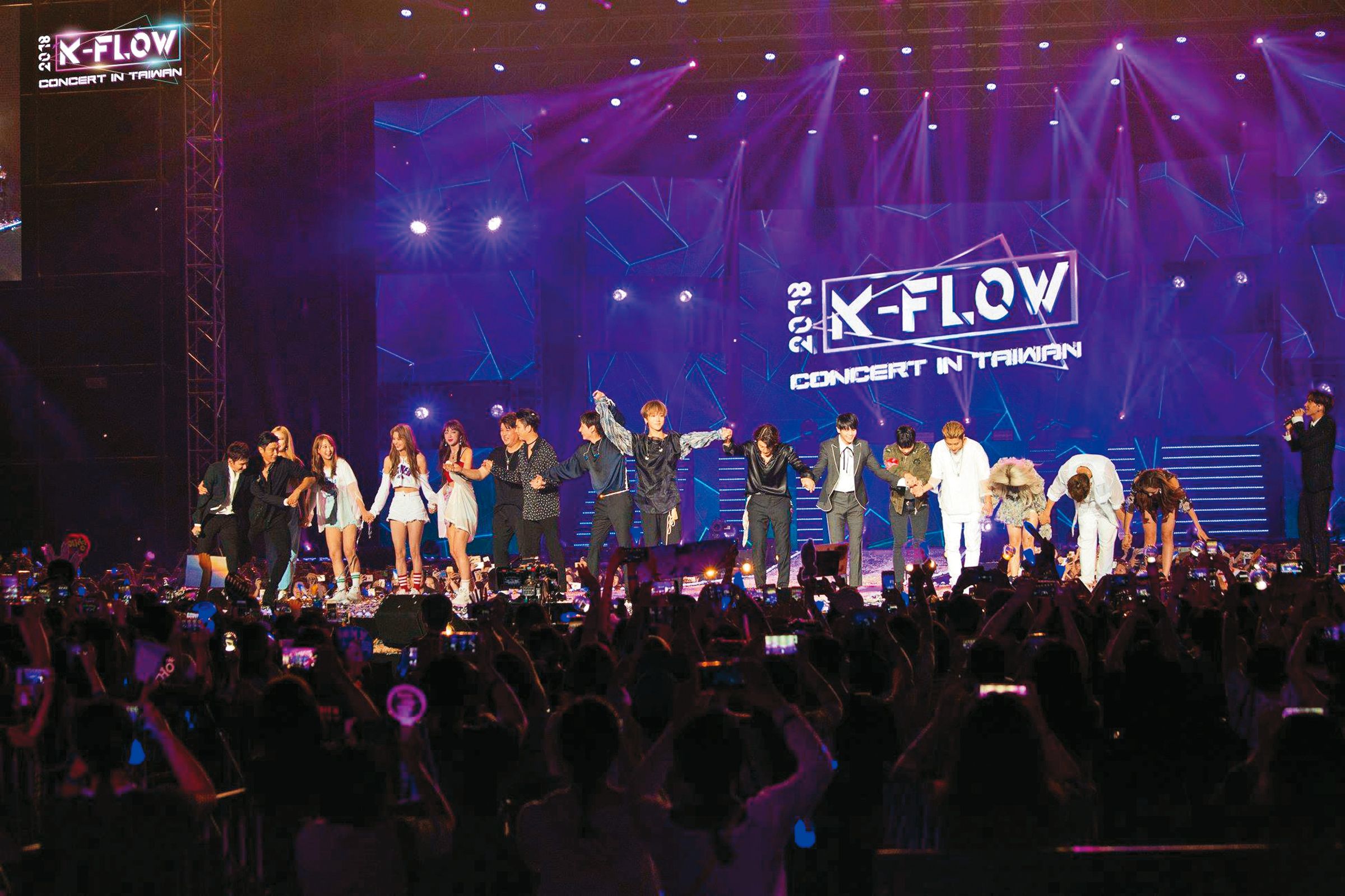 「K-FLOW」拼盤演唱會為了做出品牌差異性,最後讓所有歌手一起登台謝幕。(希林國際提供)