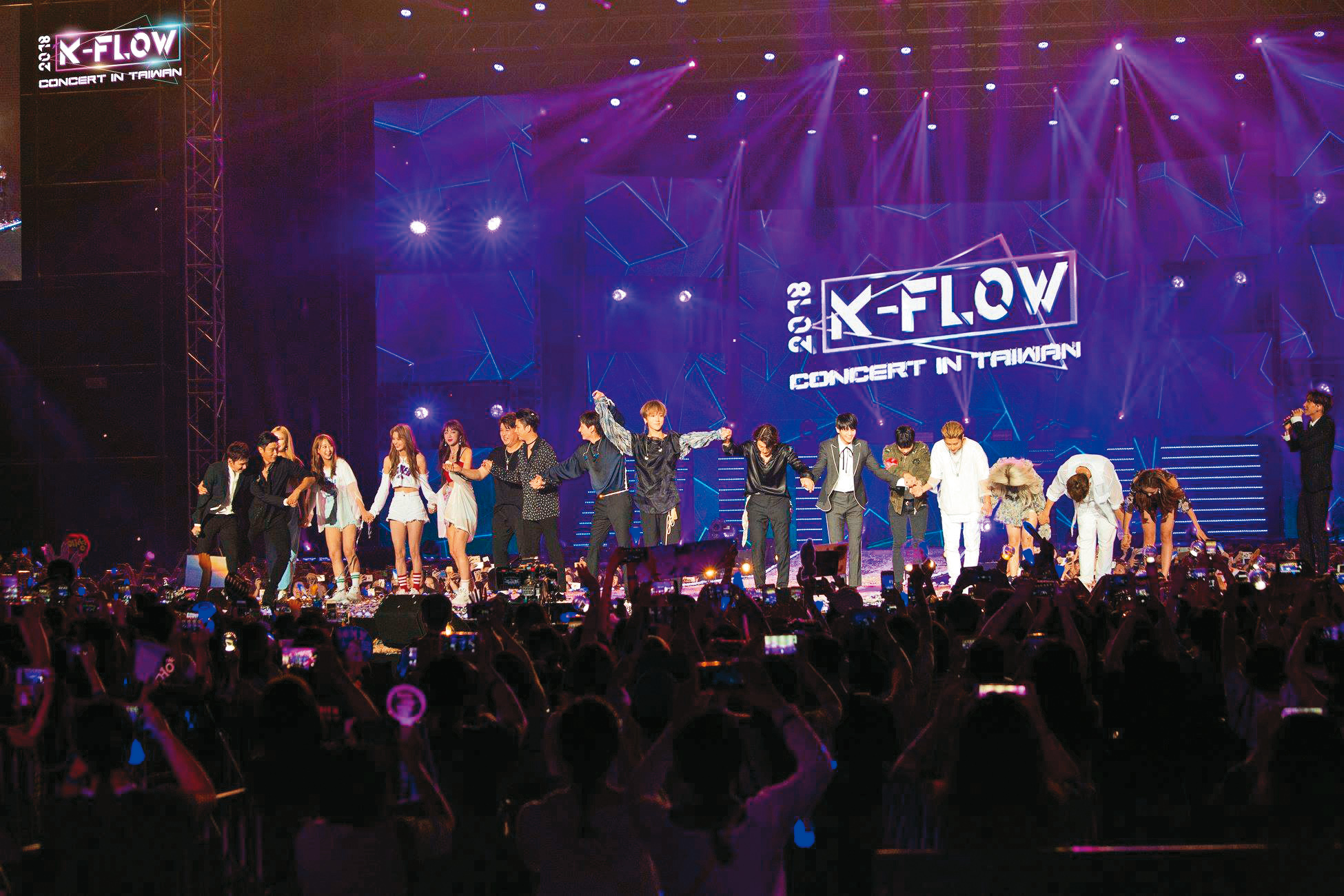 「K-FLOW」拼盤演唱會為了做出品牌差異性，最後讓所有歌手一起登台謝幕。（希林國際提供）