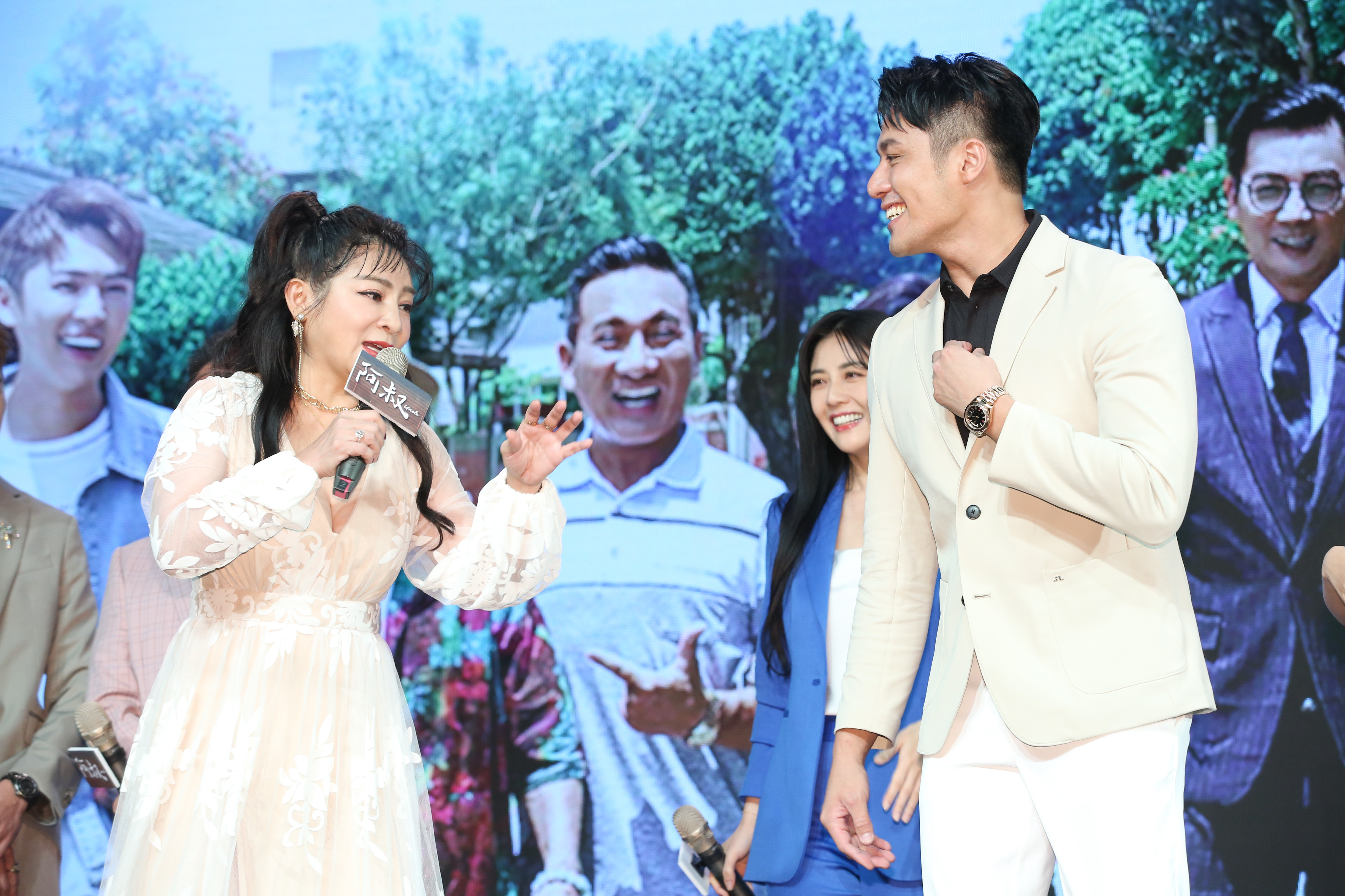 王彩樺（左）和民雄演出夫妻。