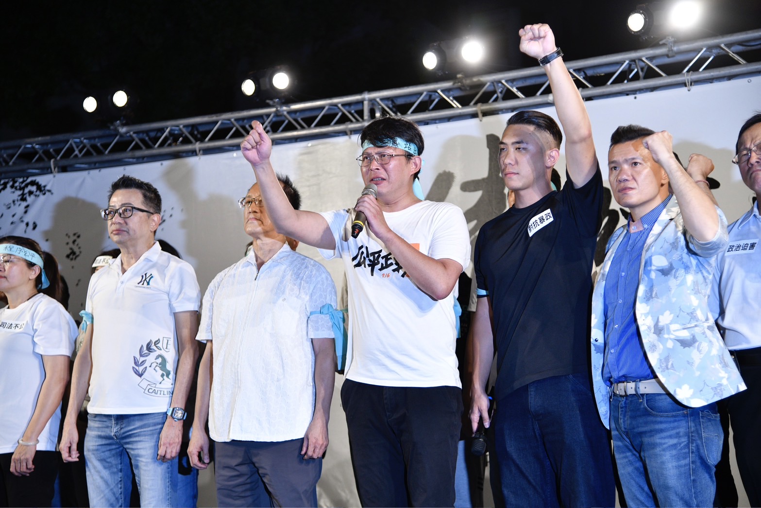 民眾黨公職齊聚台上喊口號。