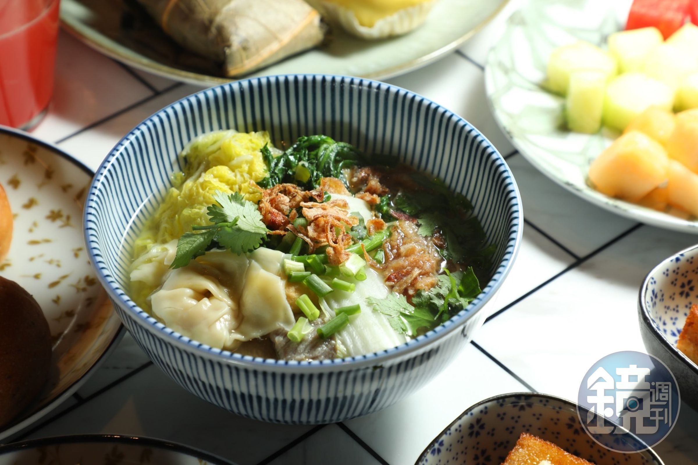 自選配料的「竹昇麵」,不僅麵體細嚼噴香,大把鮮甜蔬菜與大顆雲吞吃起來就是過癮。