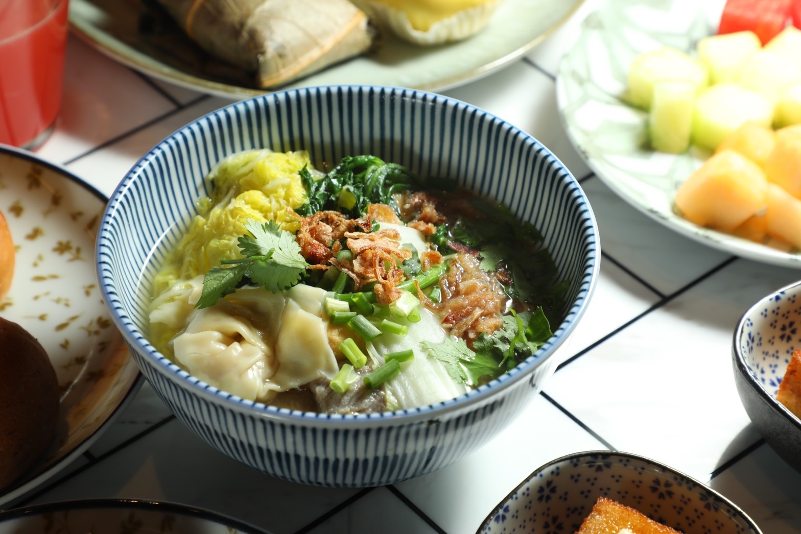 自選配料的「竹昇麵」，不僅麵體細嚼噴香，大把鮮甜蔬菜與大顆雲吞吃起來就是過癮。