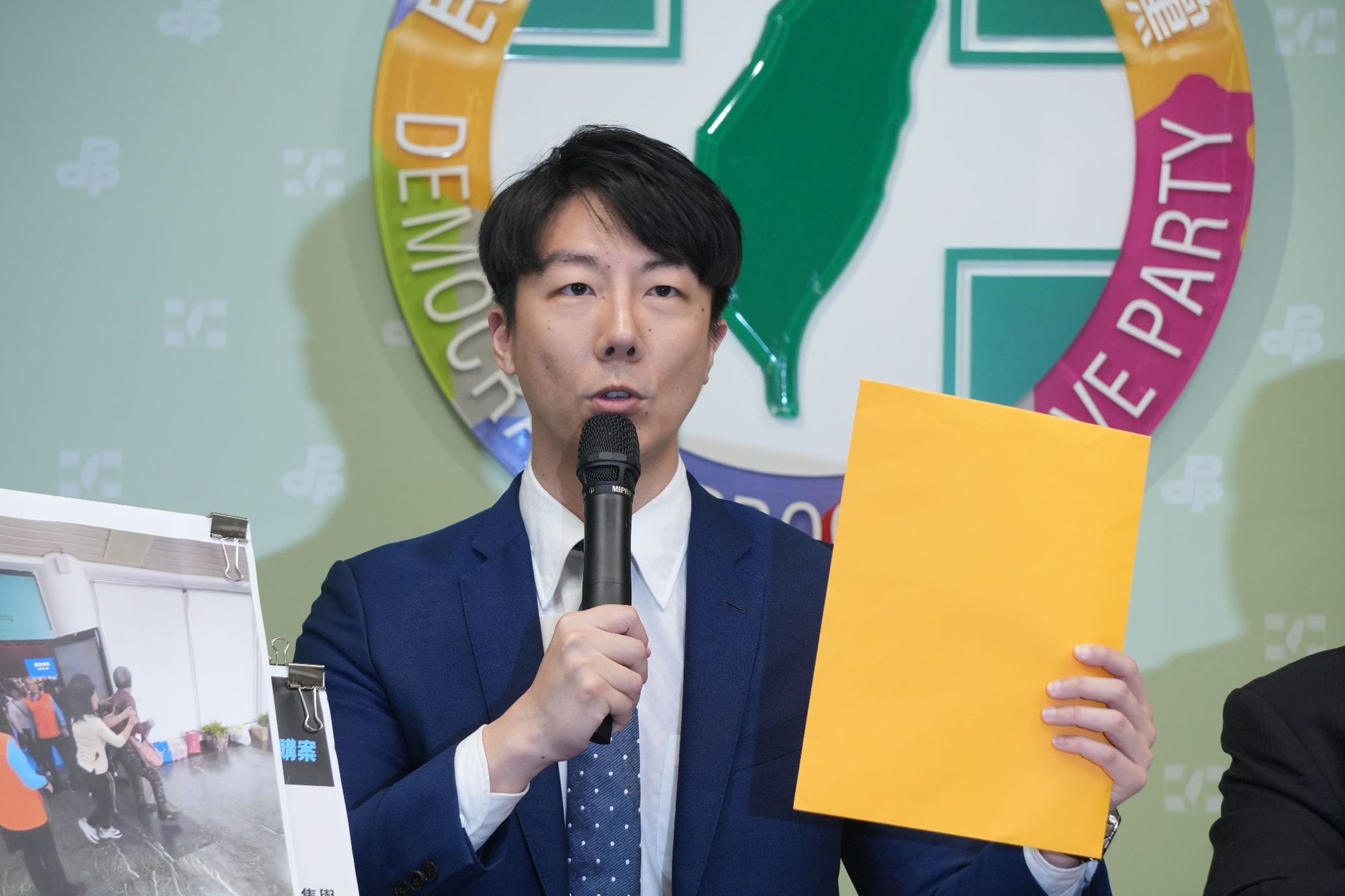 吳崢建議蔣萬安「關心市政」。（翻攝自吳崢臉書）