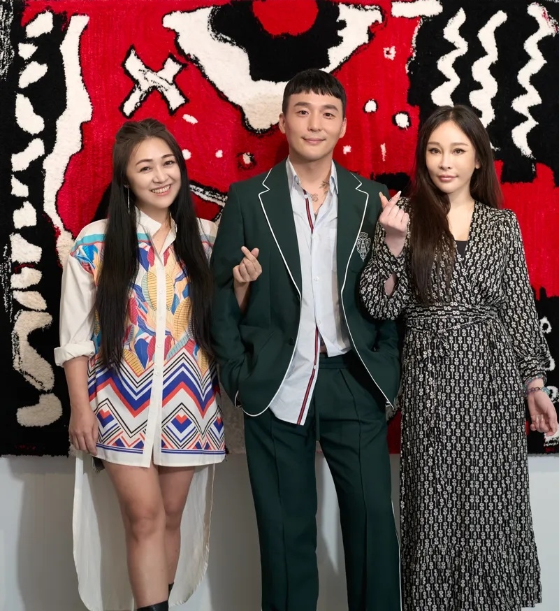 温嵐(右)先前與好友吳亦帆(左)一同出席雷沙達巴斯《ROZIQ》展覽。(理善藝聚空間提供)