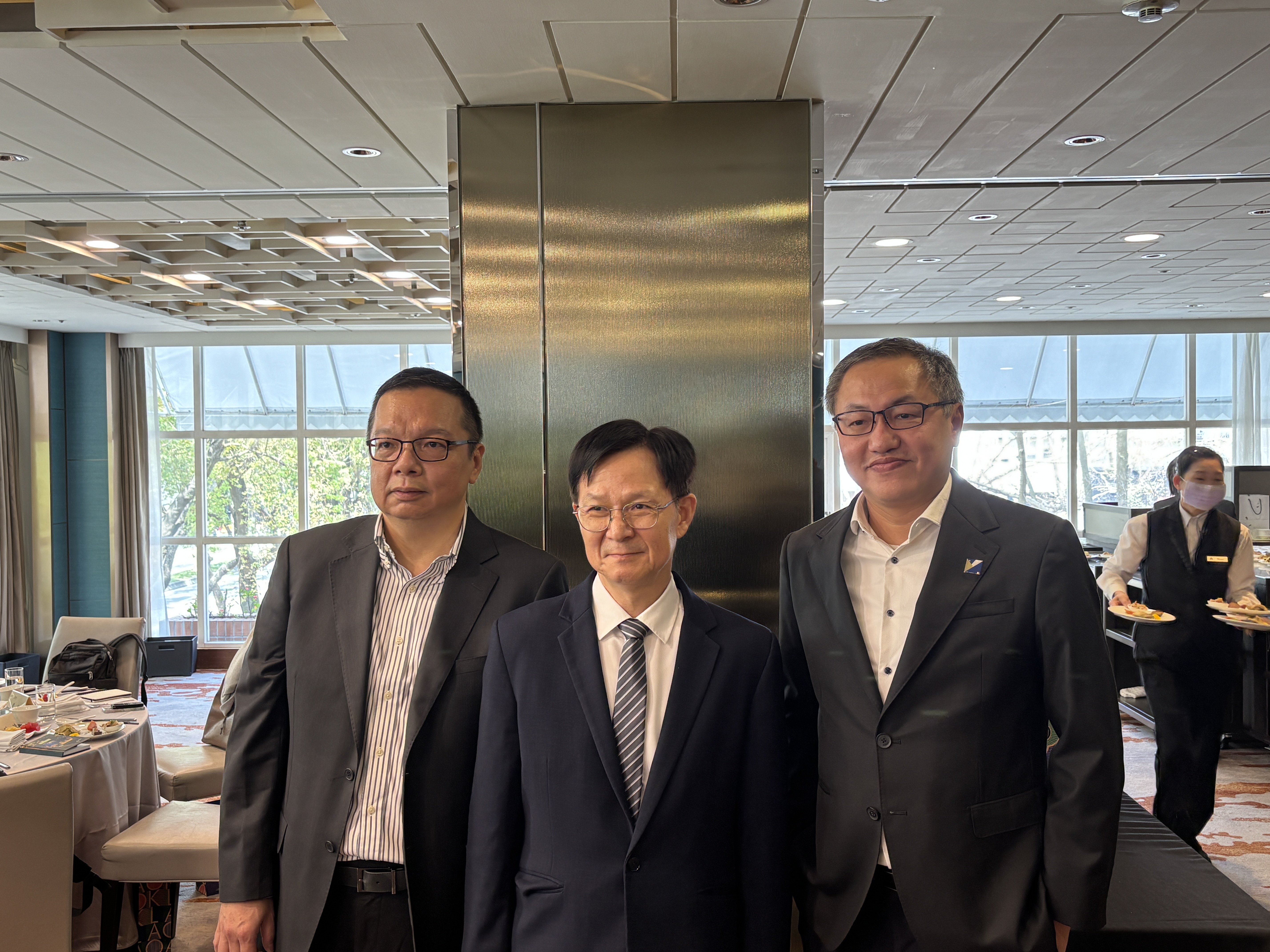 聖暉總經理賴銘崑（中）表示，目前在手訂單很滿，2025年營運樂觀看待。