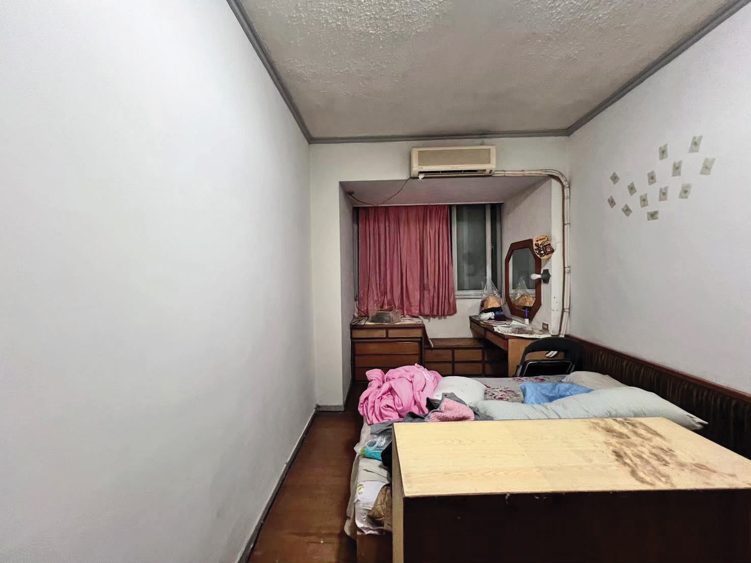洪怡芳培養裝潢班底，30坪老公寓改造後煥然一新，成本約40萬元。圖為改造前。（翻攝一方生活共生宅粉專）