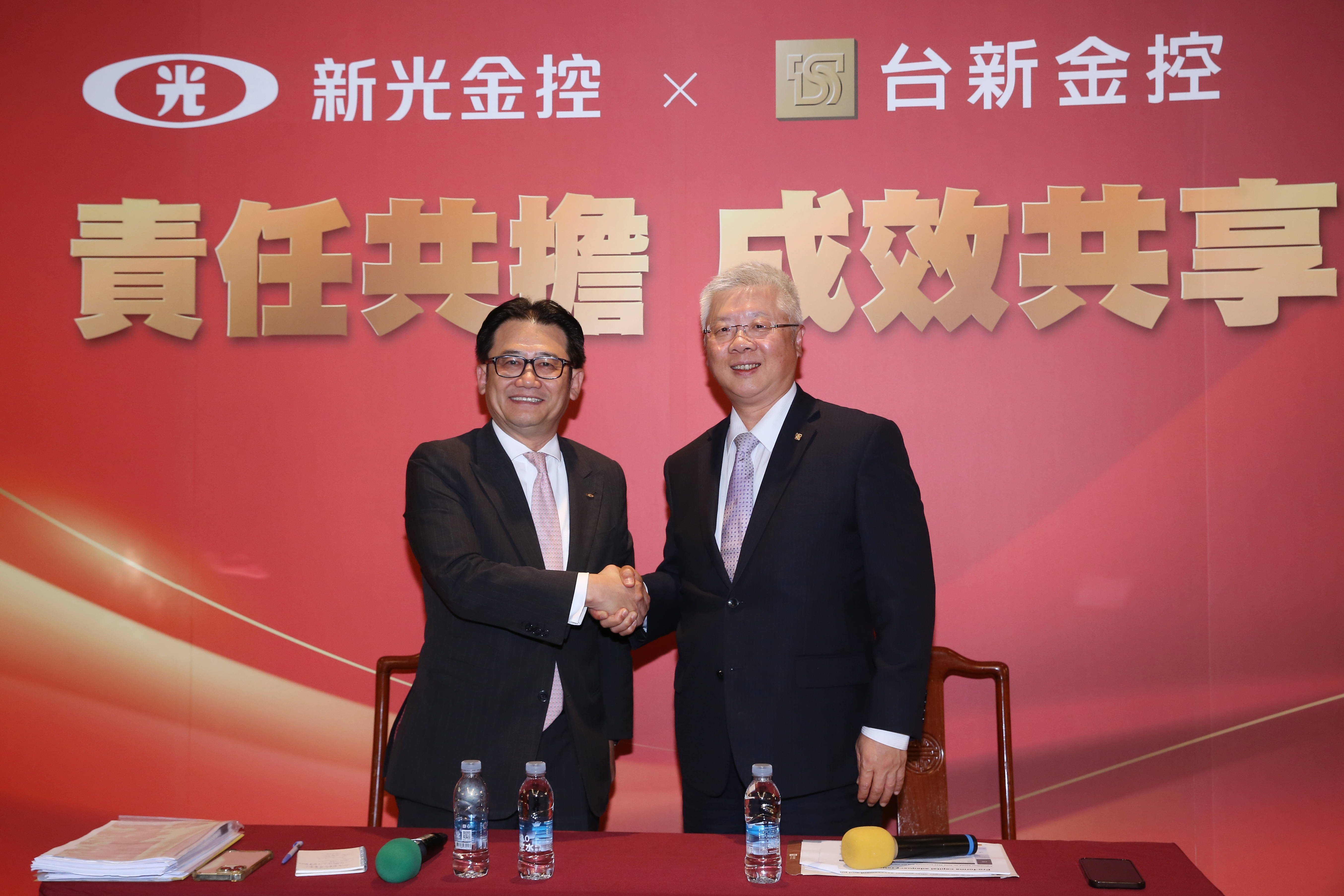 台新金總經理林維俊（右）、新光金總經理陳恩光（左）連袂出席和媒體說明。