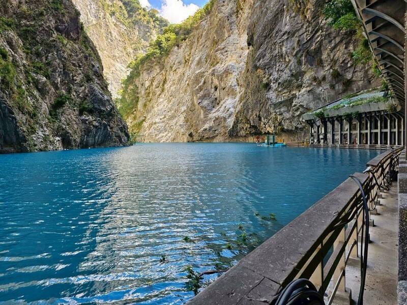 花蓮太魯閣燕子口日前因立霧溪邊坡崩塌，形成堰塞湖，溪水一度漲至與路面齊高。（太管處提供）