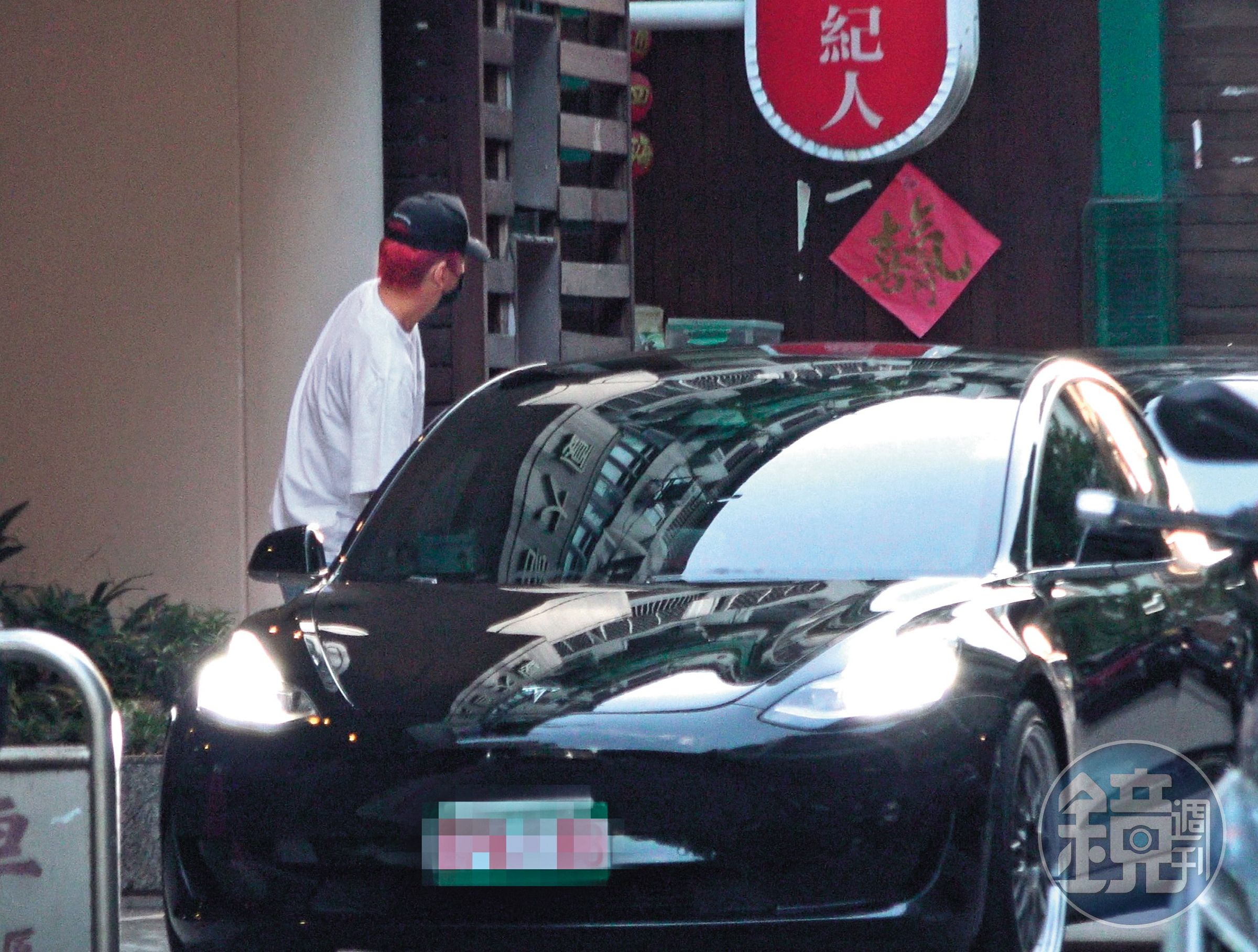 叫來了一輛多元計程車，王大陸快速閃了上去。