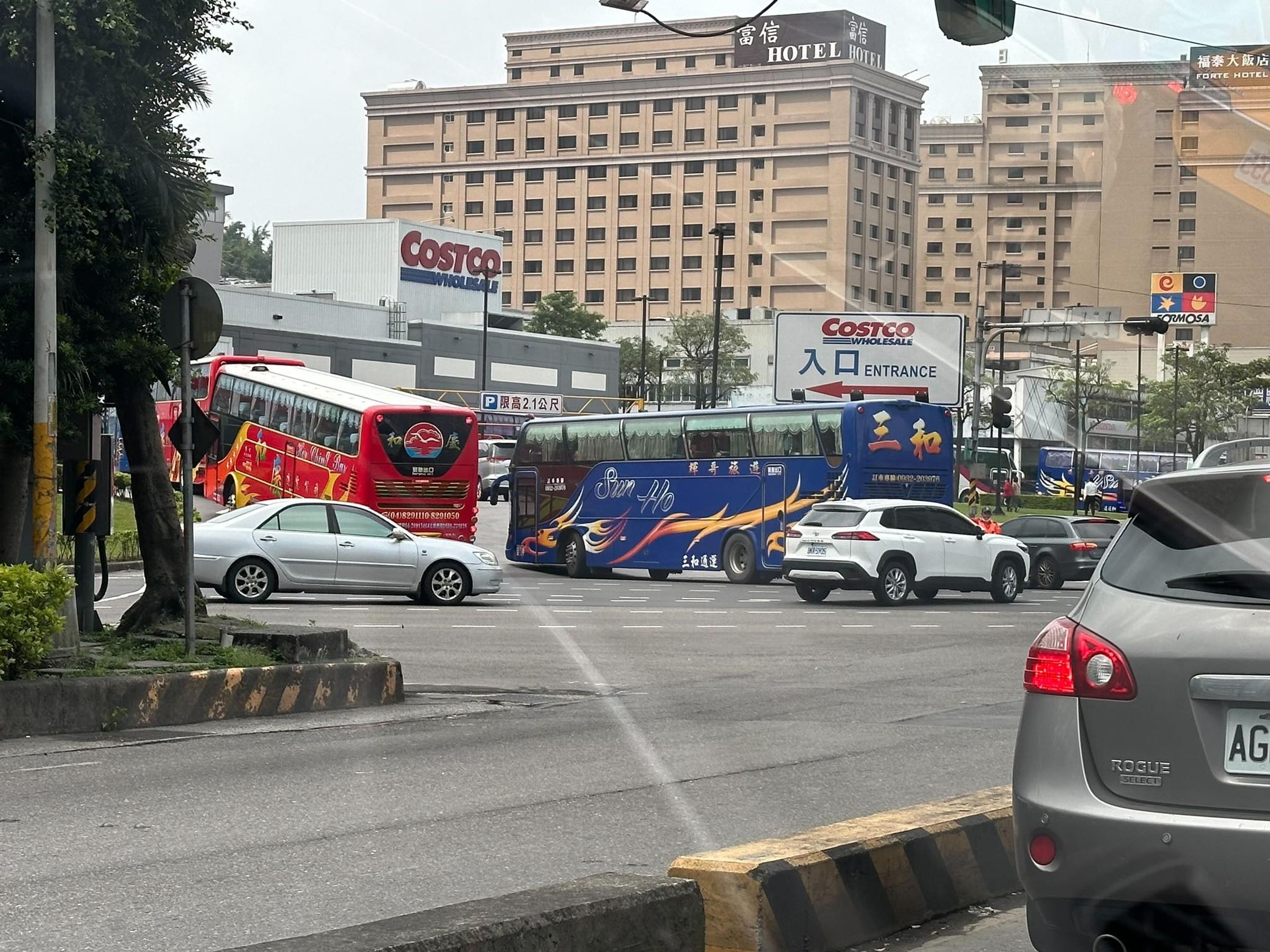 多輛遊覽車駛進汐止好市多,有網友解答是從宜蘭包車來的。(翻攝自臉書社團「汐止聯盟」)