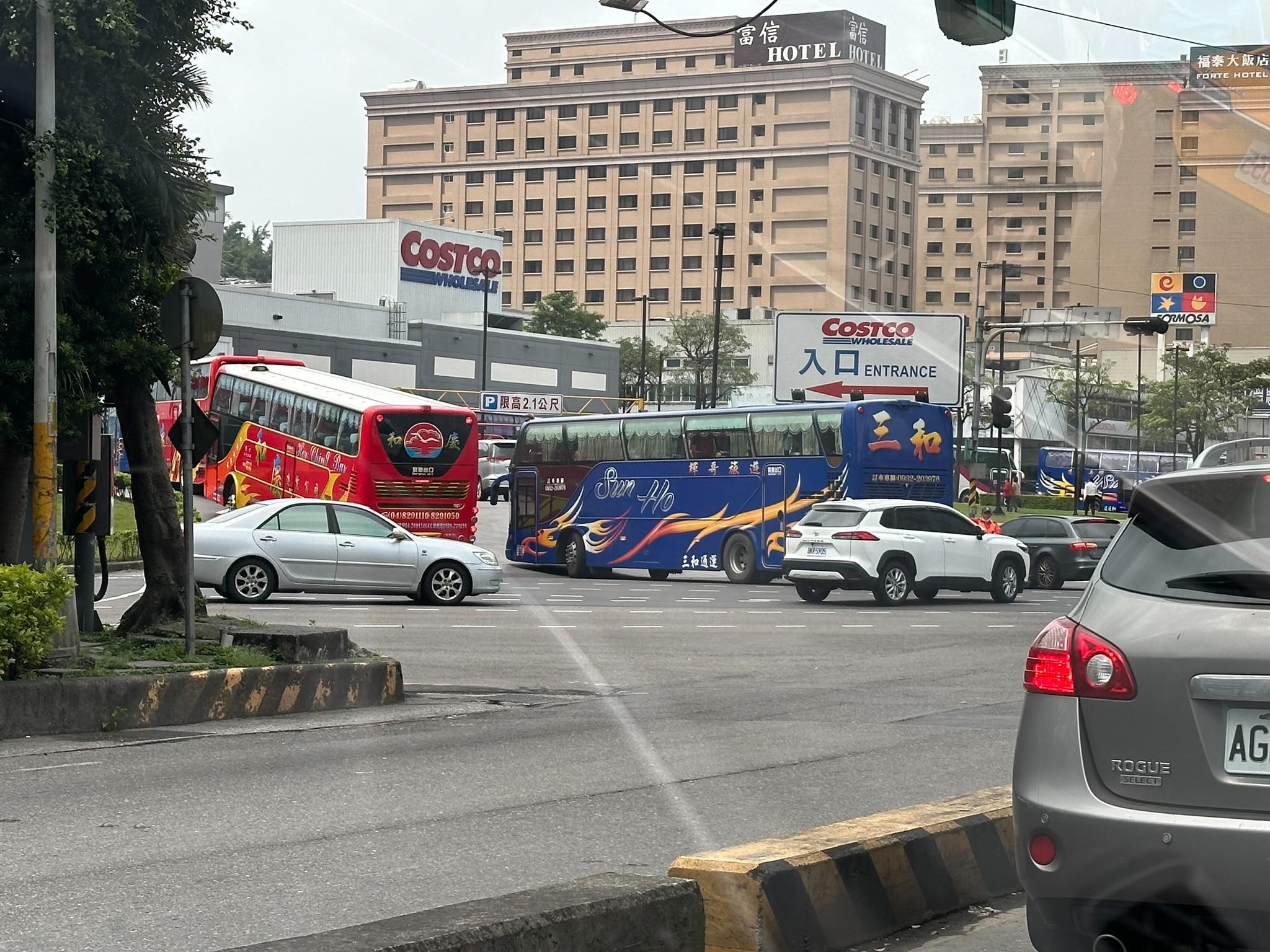 多輛遊覽車駛進汐止好市多，有網友解答是從宜蘭包車來的。（翻攝自臉書社團「汐止聯盟」）