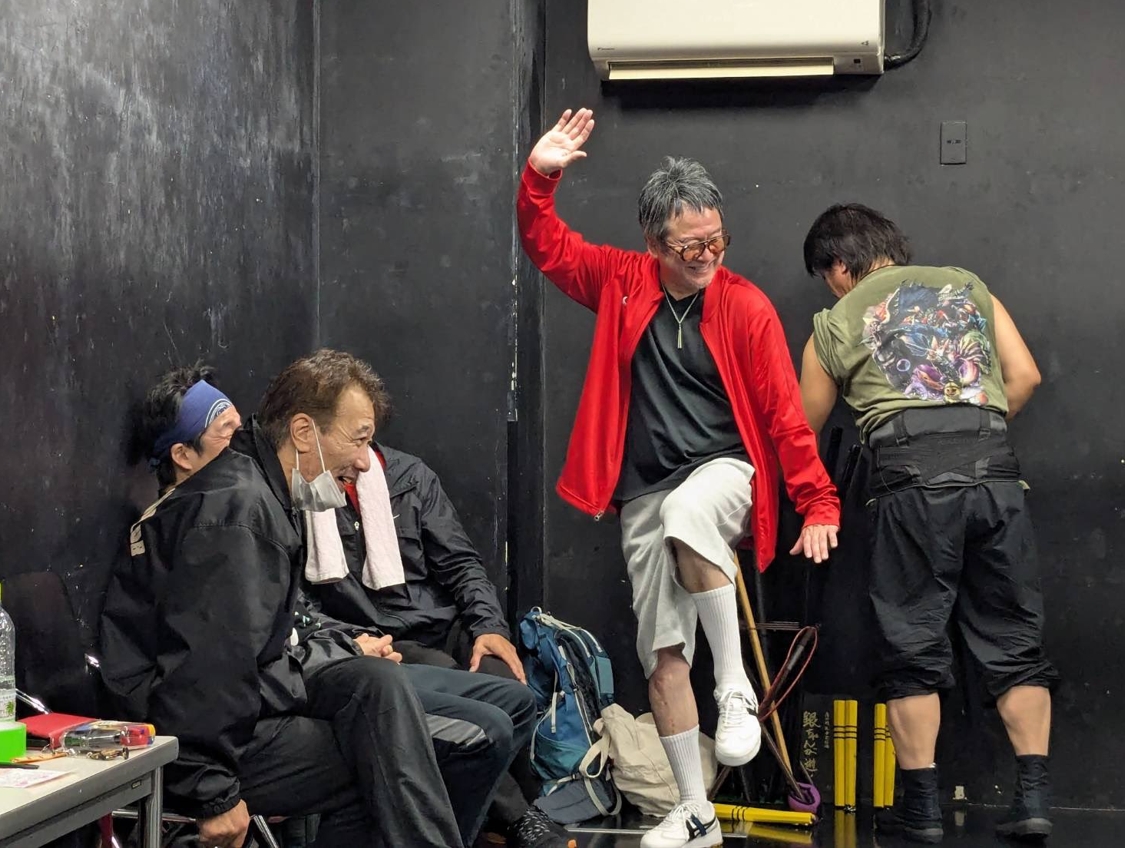錦織一清(右2)與演員們有說有笑,氣氛輕鬆。(翻攝錦織一清 X)