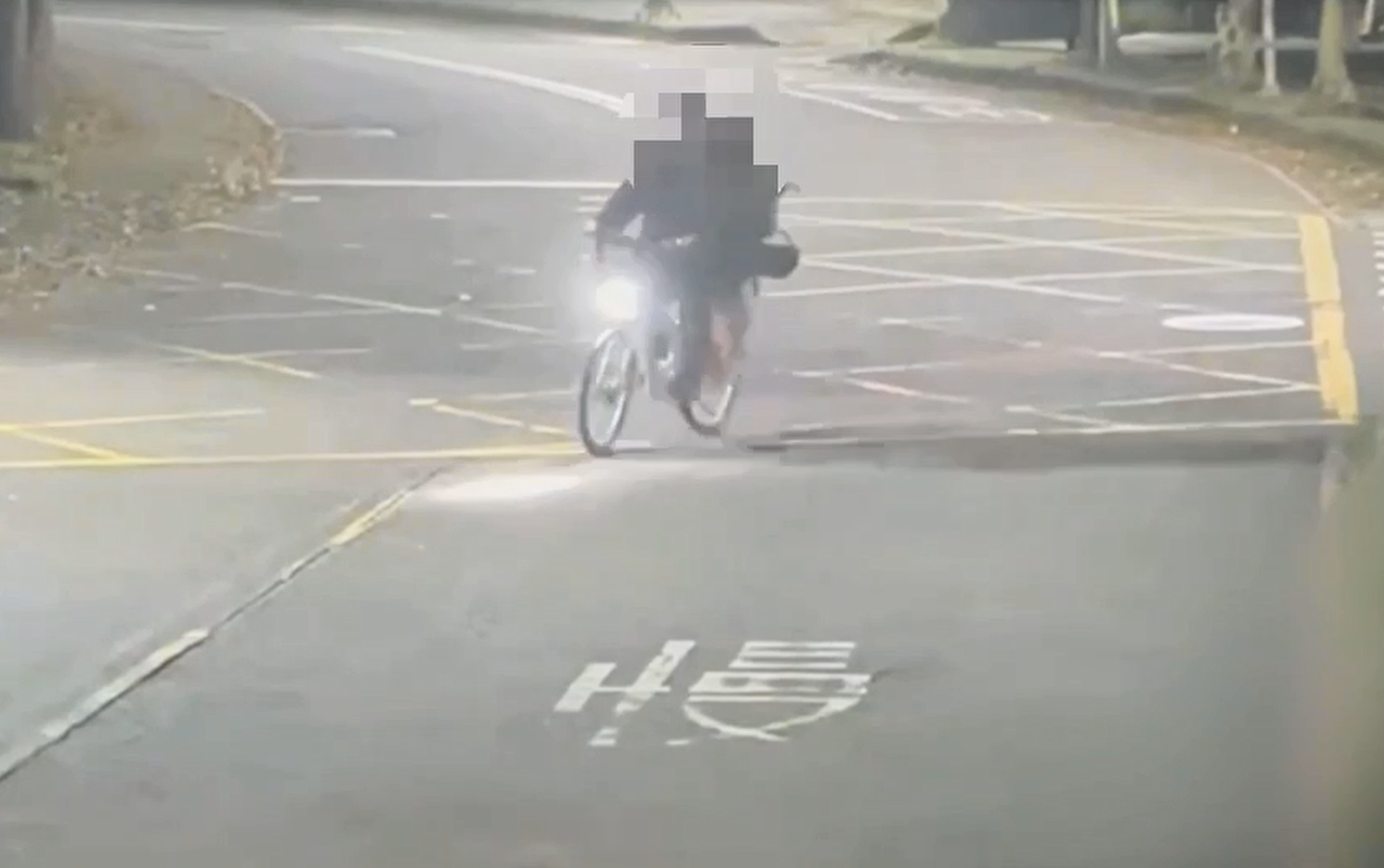 警方調閱監視器，掌握騎乘Ubike肇逃的一對男女。（翻攝畫面）