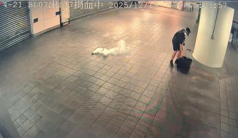 張嫌在捷運台北車站連通道丟置煙霧彈。（翻攝畫面）