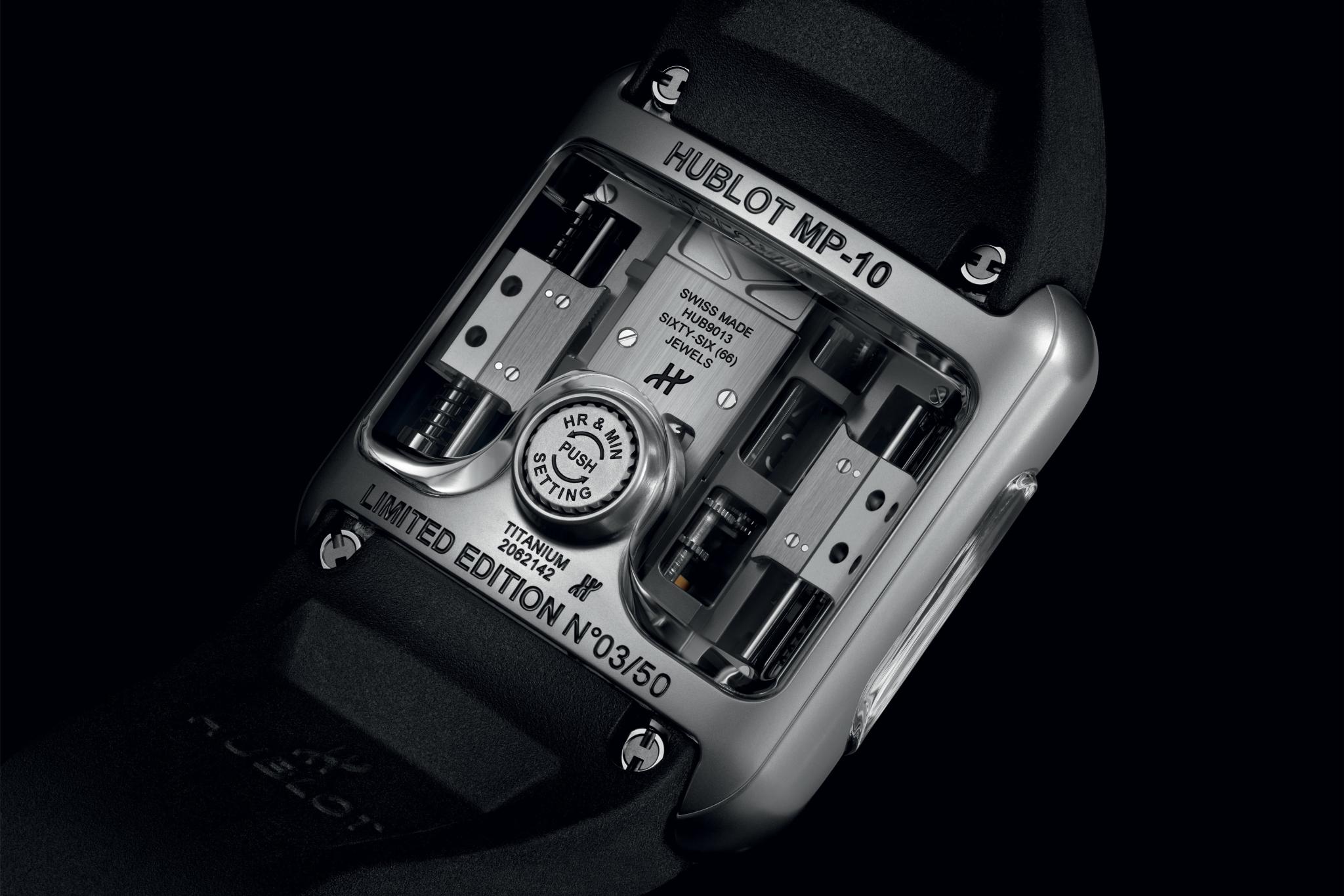 HUBLOT Mp-10 展現滑軌上鍊與傾斜陀飛輪運作，藏家形容佩戴如操控縮小引擎，光影與機械節奏一覽無遺。