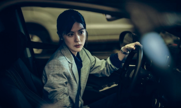 林予晞以中性且知性的形象出現，有多種不同以往的面向。（鏡文學提供）