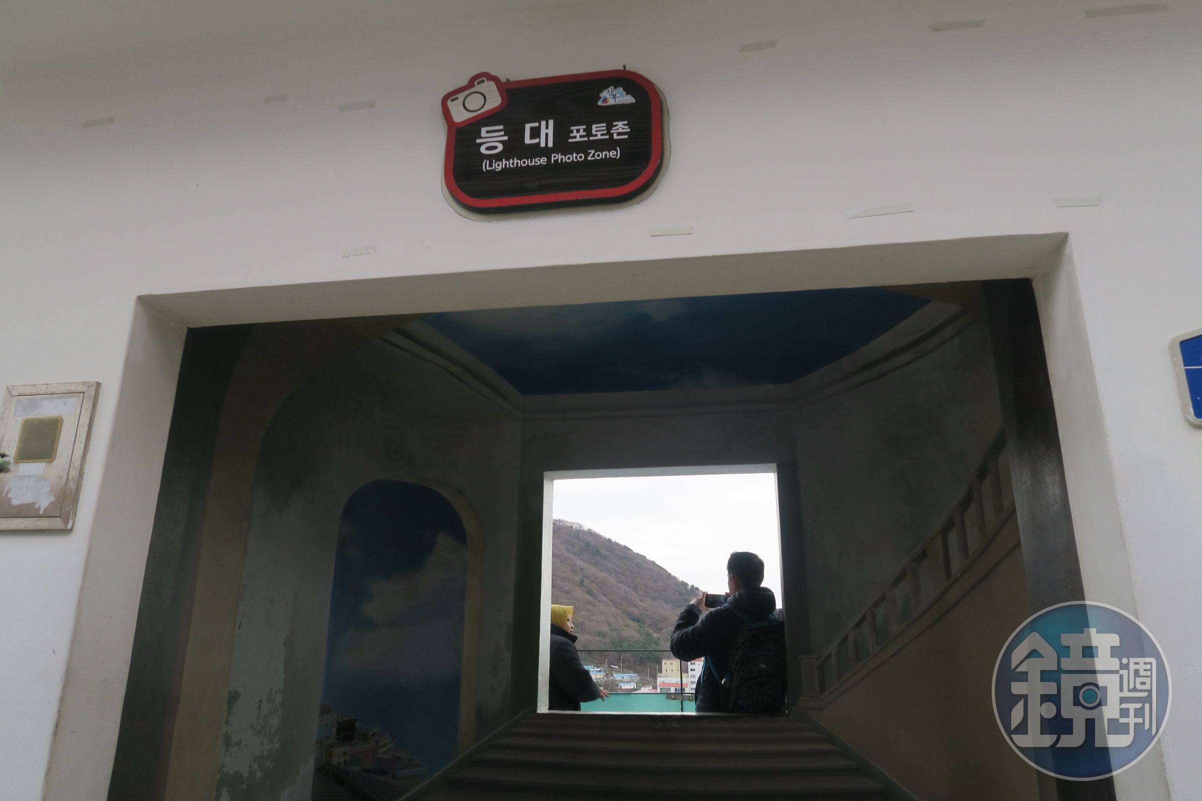 狹窄山路旁隱藏著一個觀景台。