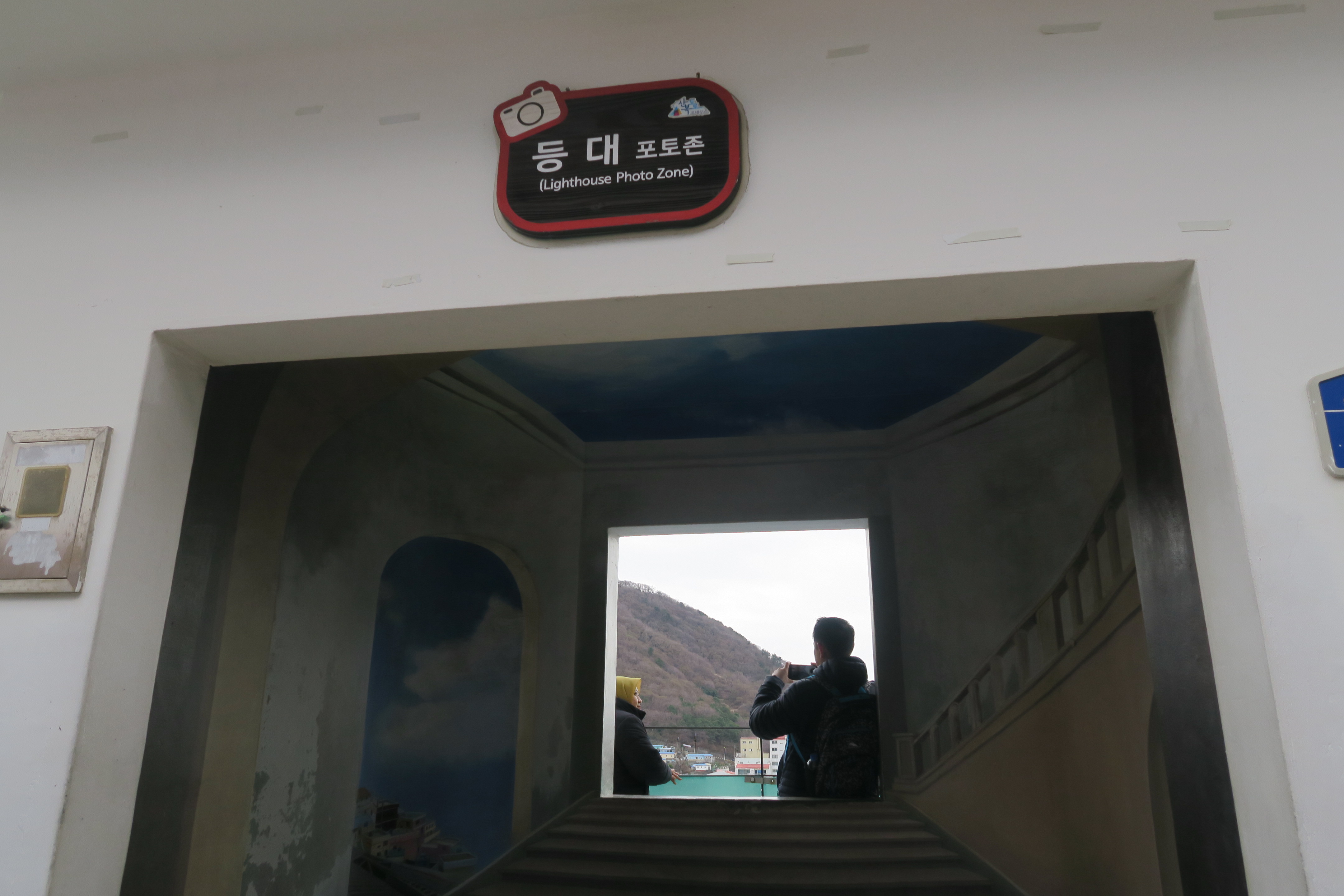 狹窄山路旁隱藏著一個觀景台。