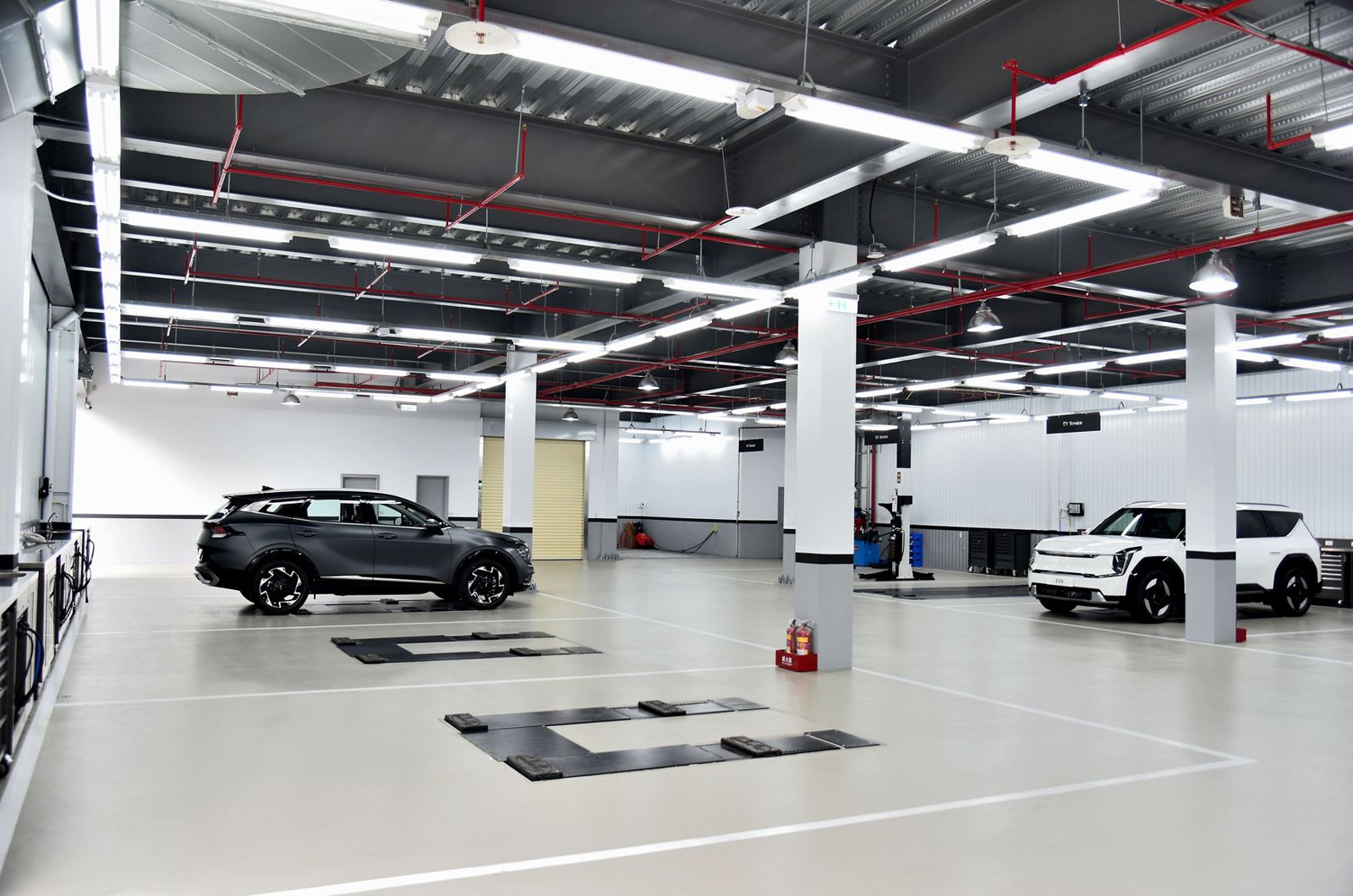 Kia南台中3S展示中心設置7座維修工位的服務廠區，提供車主更全面及貼心的維修保養服務。