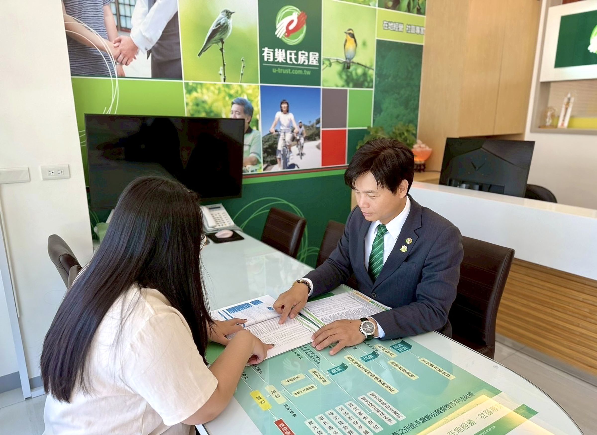 連可能拆房都敢講!柳坤霖店東(圖右)堅持把話說在前面,無論是海砂屋瑕疵或國有地風險,都在第一時間用實話為買方把關。(圖/永慶房產集團提供)