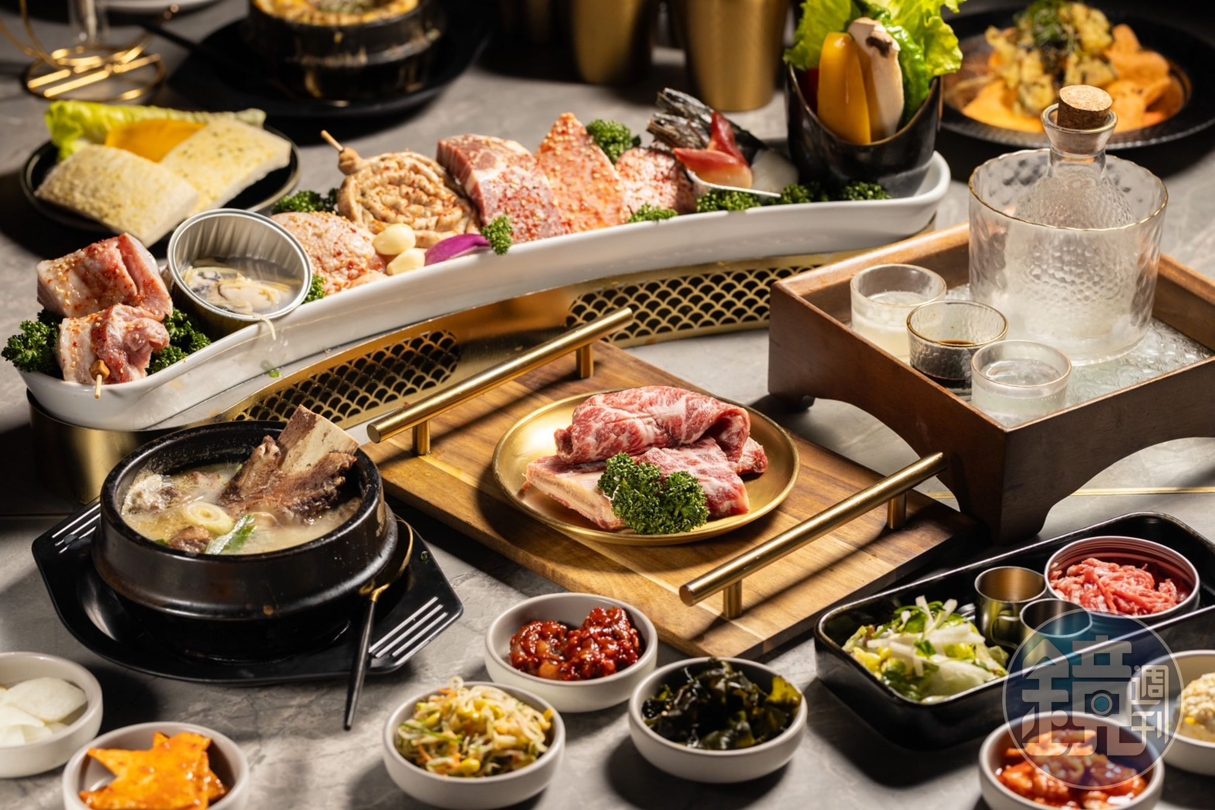 「築間餐飲集團」旗下的「紫木槿韓國烤肉」旗艦店位於台中,主打多種涵蓋各類韓食、燒烤肉品的組合套餐。