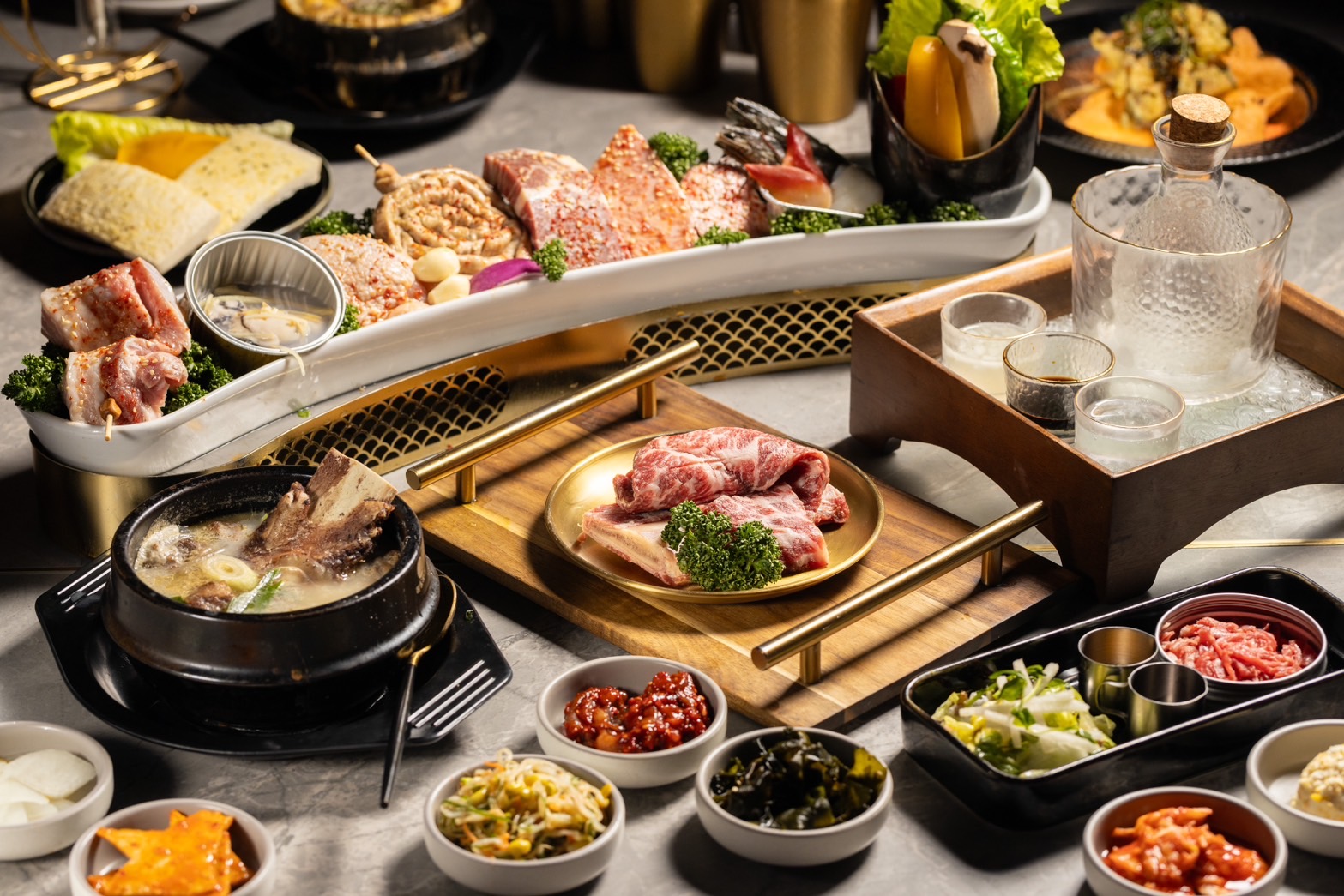 「築間餐飲集團」旗下的「紫木槿韓國烤肉」旗艦店位於台中，主打多種涵蓋各類韓食、燒烤肉品的組合套餐。