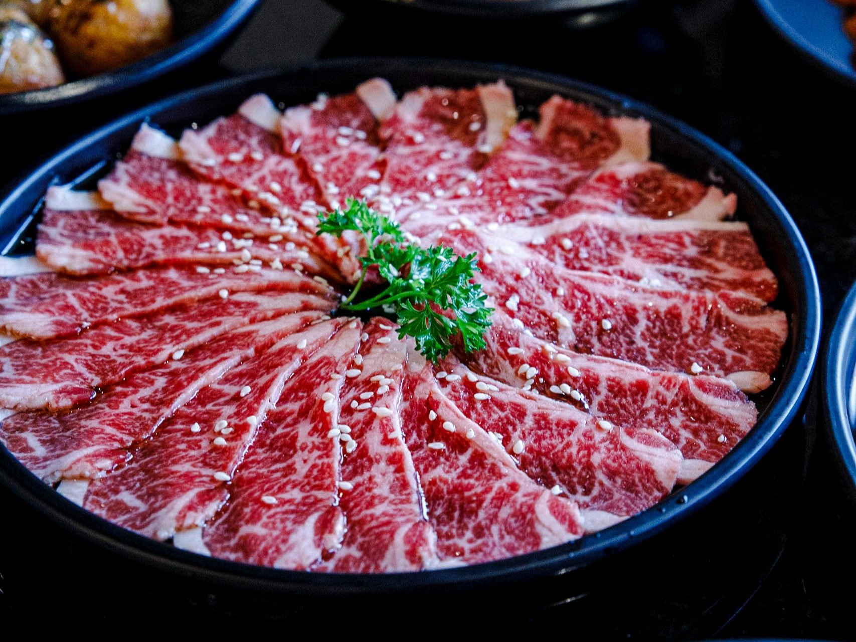 北部2家合法肉牛屠宰業者，因違反相關規定陸續停工，導致北部自5月初以來沒有任何肉牛屠宰線運作。（翻攝自pexels）