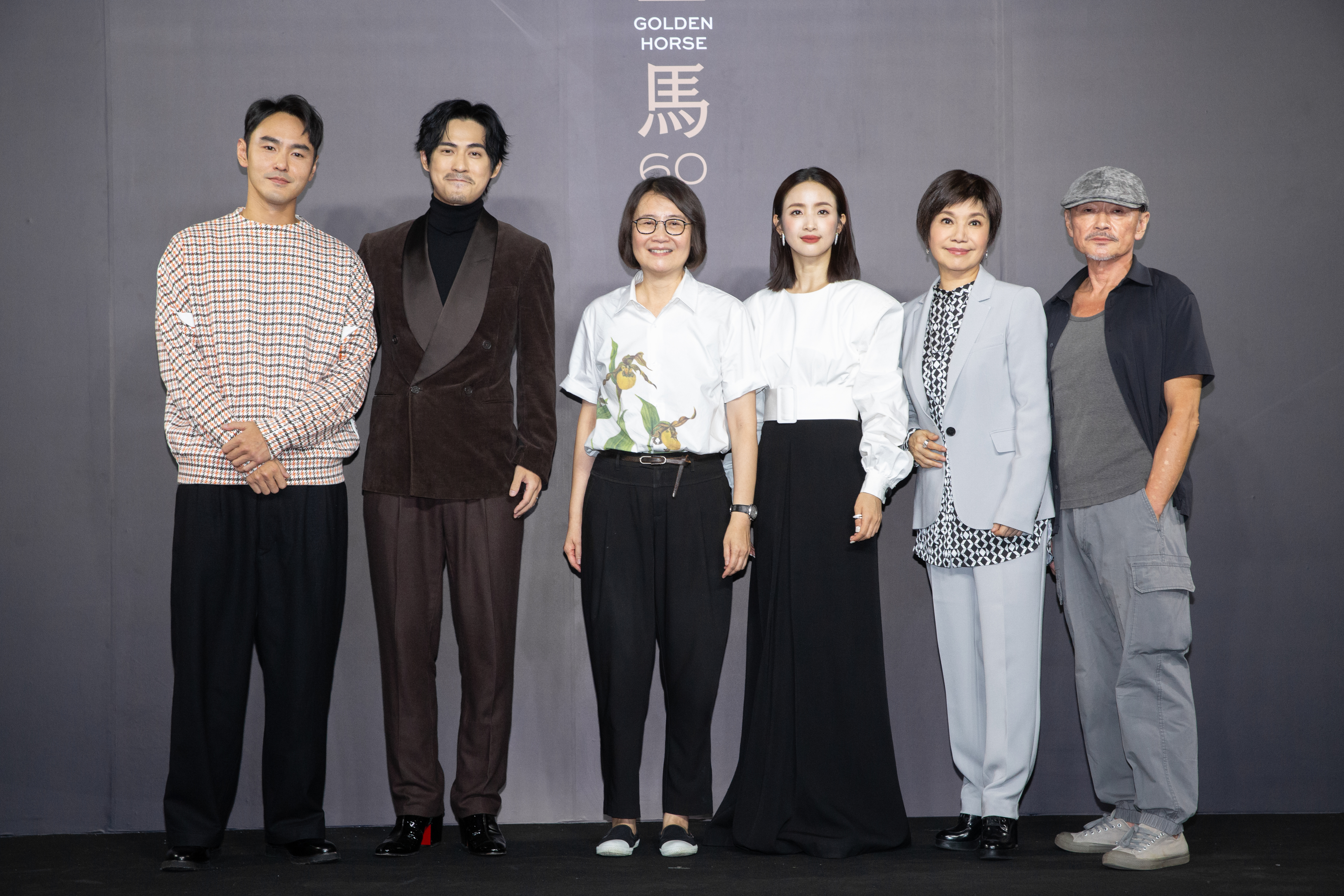 導演黃文英率演員阮經天(左起)、周渝民、林依晨、唐美雲、林鉅出席《車頂上的玄天上帝》金馬首映。