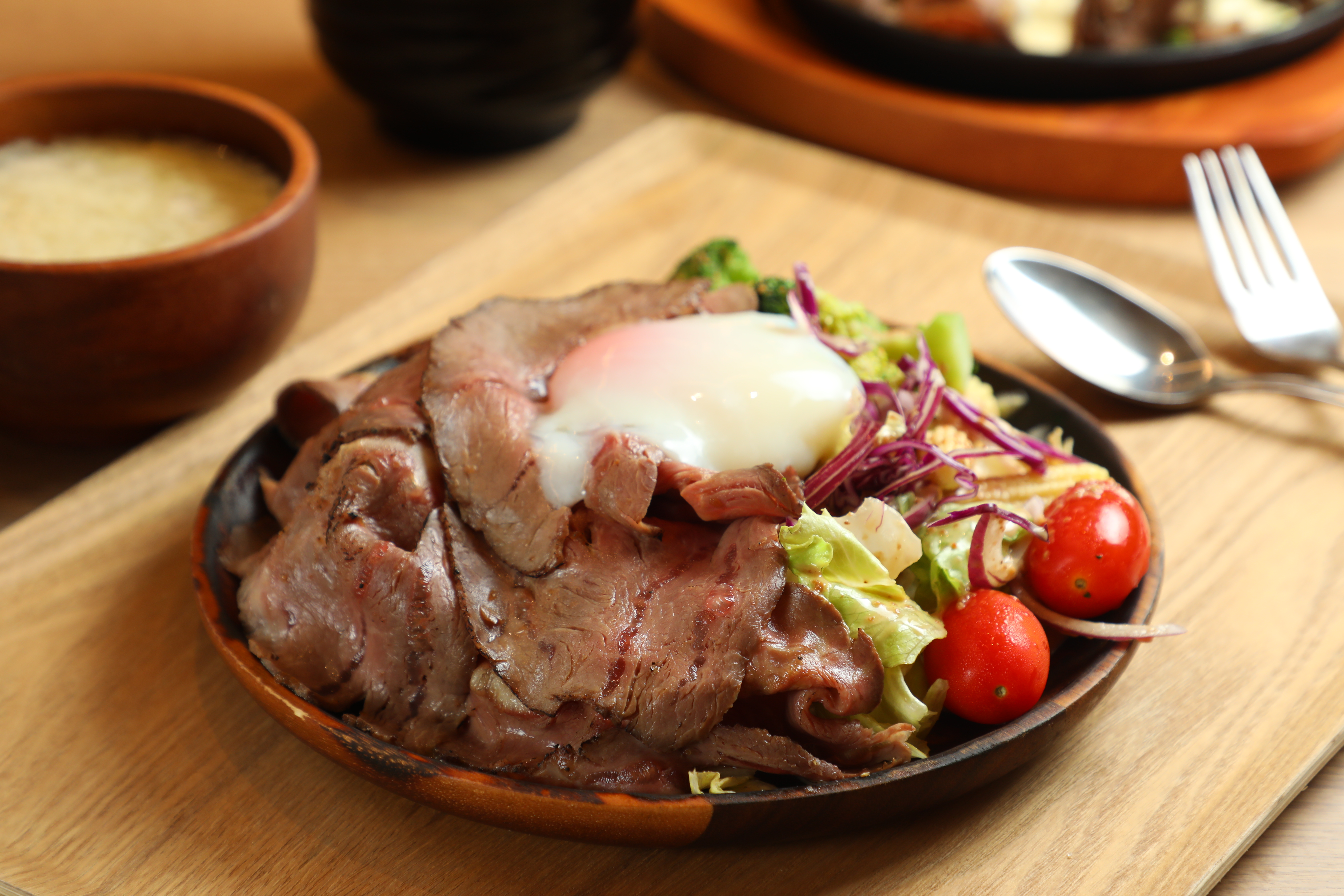 不想吃飯也能選擇只有爐烤牛肉搭配滿滿蔬菜的「日式爐烤牛肉沙拉」。(290元/份)